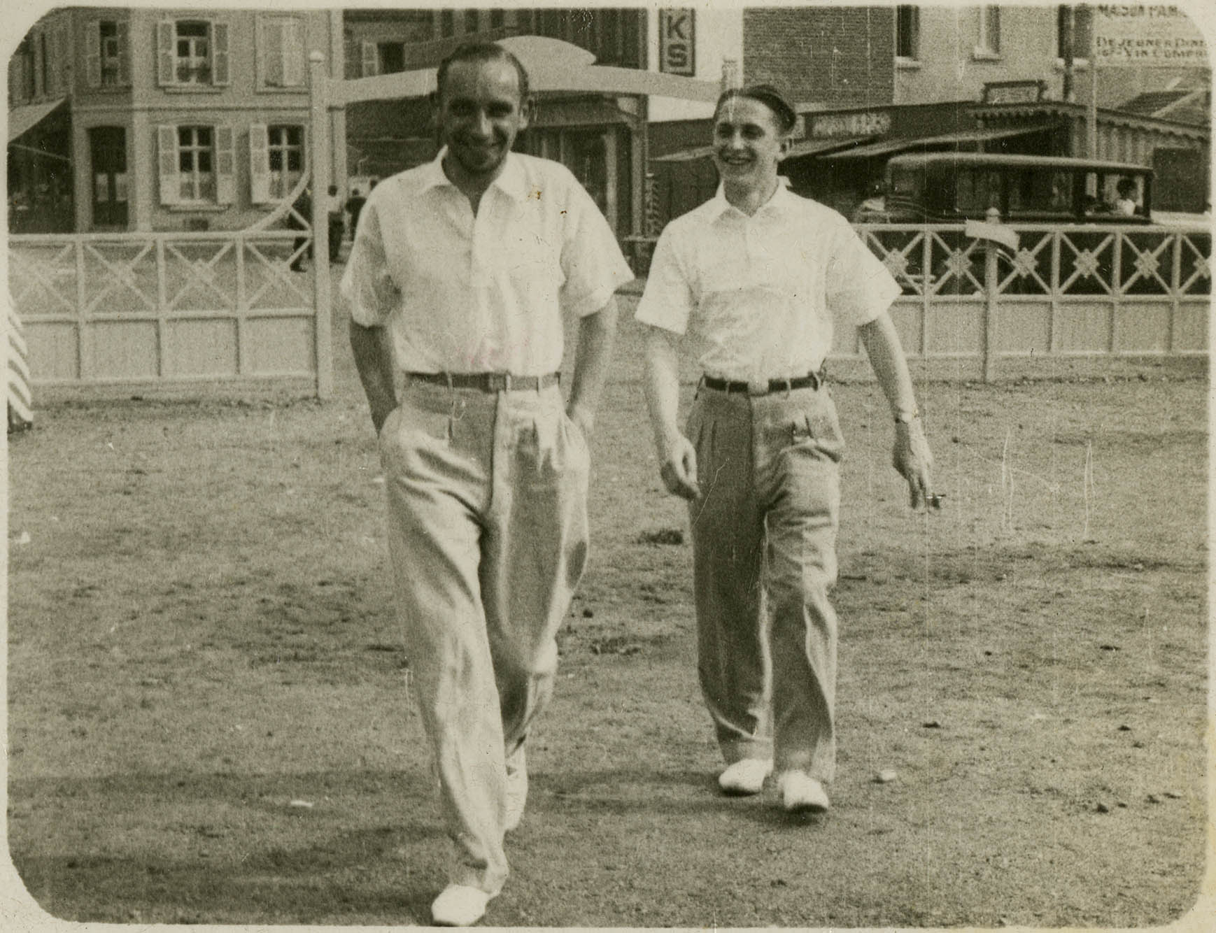 André Aubert (à gauche). Cl. anonyme. Nd © Fonds André Aubert. SIAF/CAPa/Archives d’architecture du XXe siècle. 072 Ifa