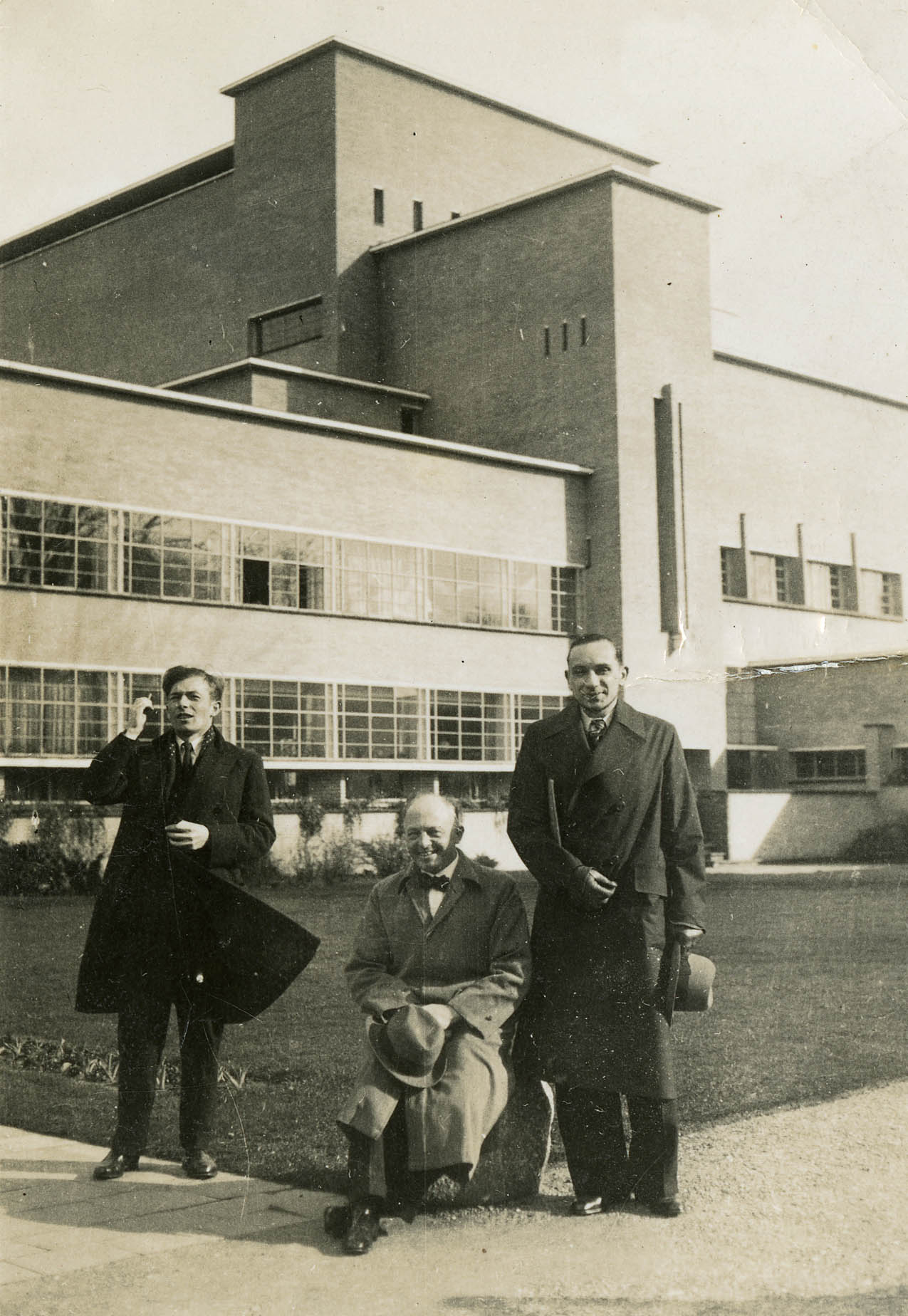 André Aubert (à droite). Cl. anonyme. Nd © Fonds André Aubert. SIAF/CAPa/Archives d’architecture du XXe siècle. 072 Ifa
