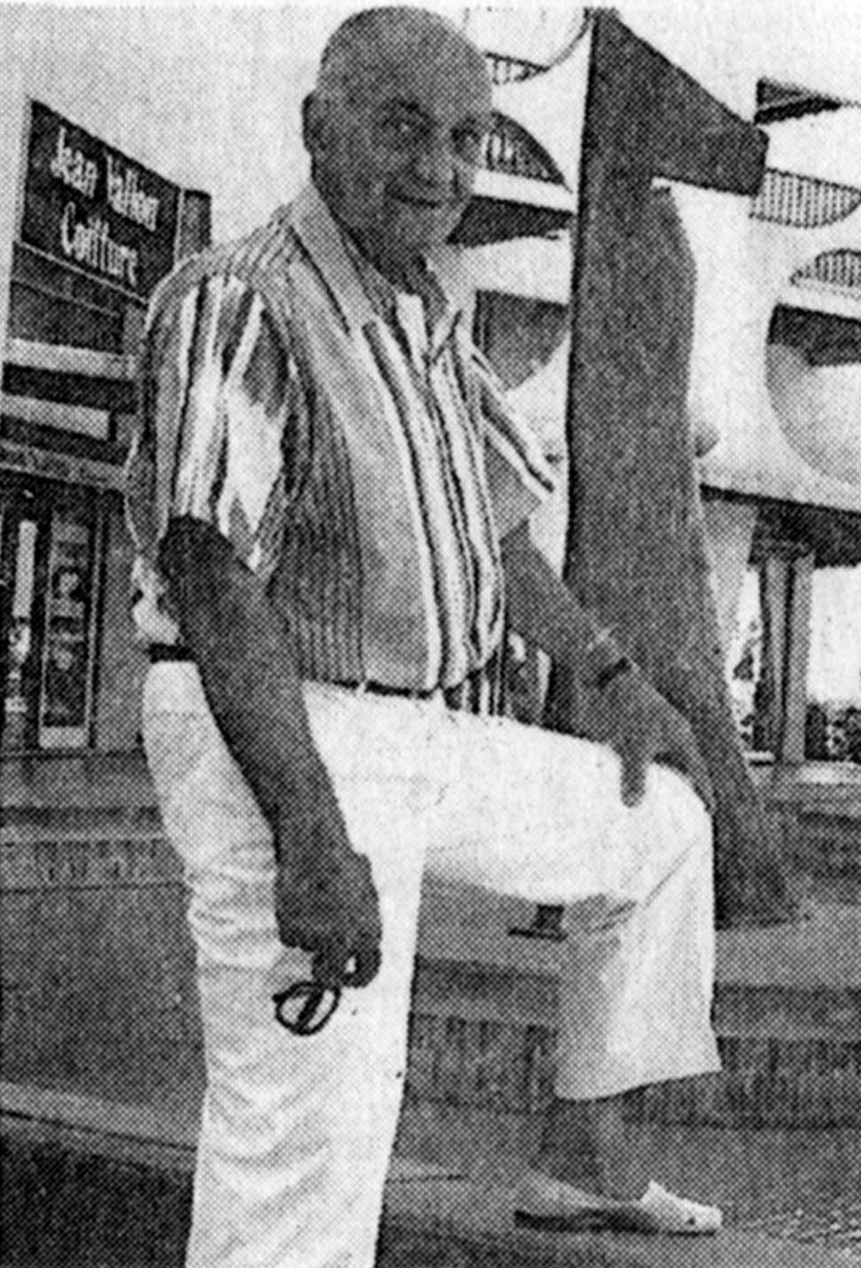 Jean Balladur devant un bronze d'Albert Marchais à la Grande-Motte. Cl. anonyme. 1994 © Fonds Jean Balladur. SIAF/CAPa/Archives d’architecture du XXe siècle. 373 Ifa 111/7