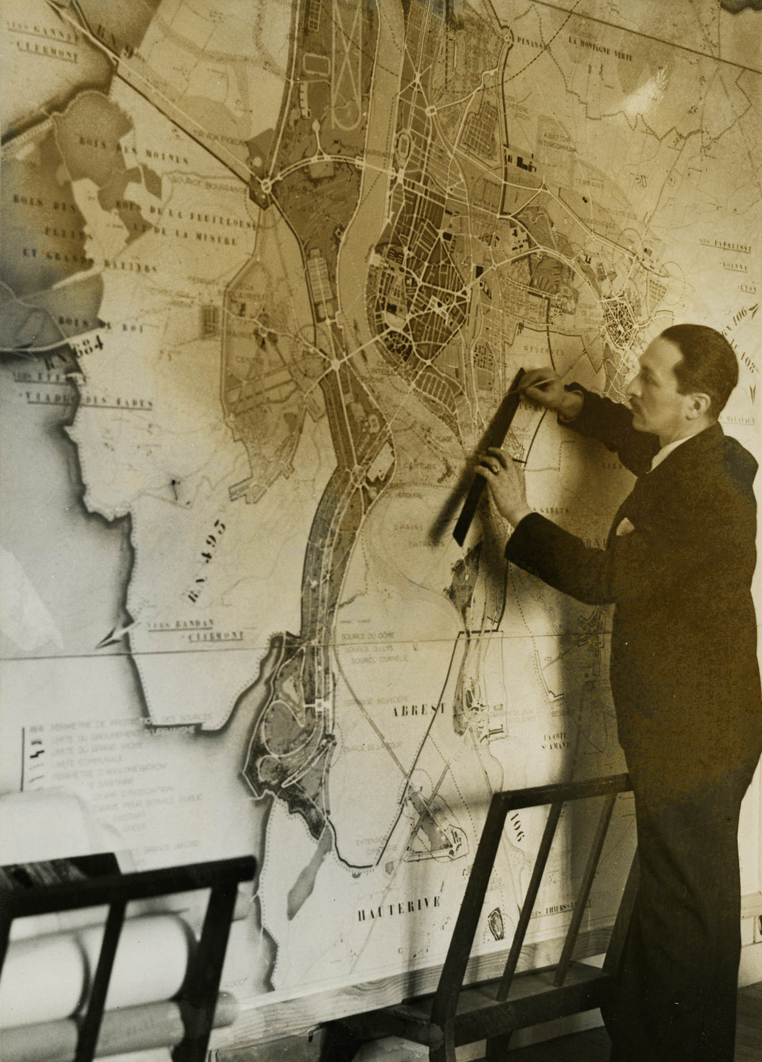 Gaston Bardet présentant le plan de Vichy. Cl. NORA. Nd © Collection particulière Annie Bardet
