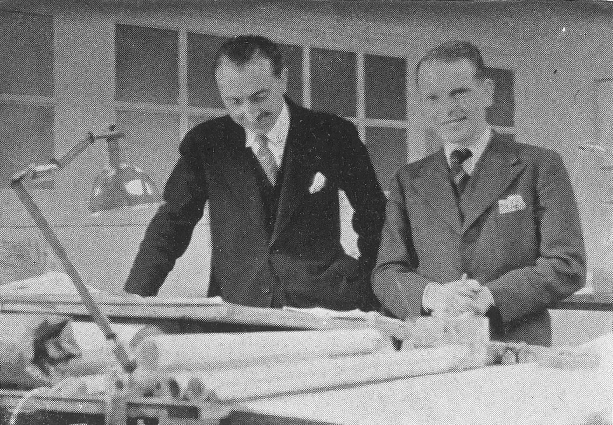 Albert Laprade et Léon Bazin (à droite) devant une table de travail de l'agence des architectes. Cl. Sabatou. Nd © Hors Fonds. Revue L'Architecture d'Aujourd'hui. SIAF/CAPa/Archives d’architecture du XXe siècle