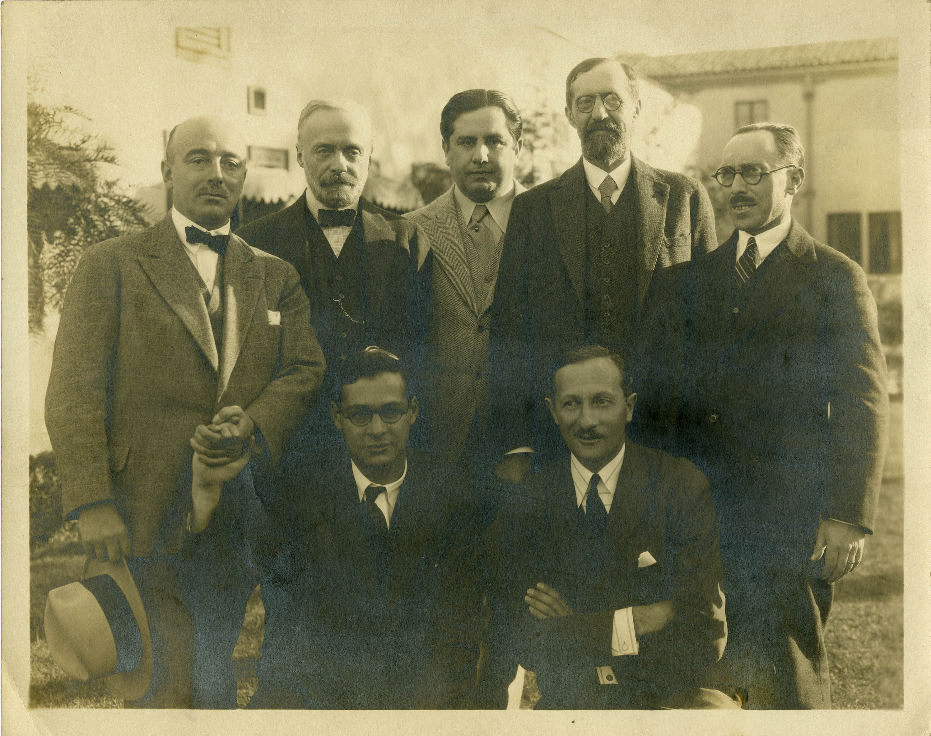 Groupe avec Lucien Bechmann (à l'extrême droite). Cl. Paramount Pictures. Nd © Fonds Lucien Bechmann. SIAF/CAPa/Archives d’architecture du XXe siècle. 047 Ifa