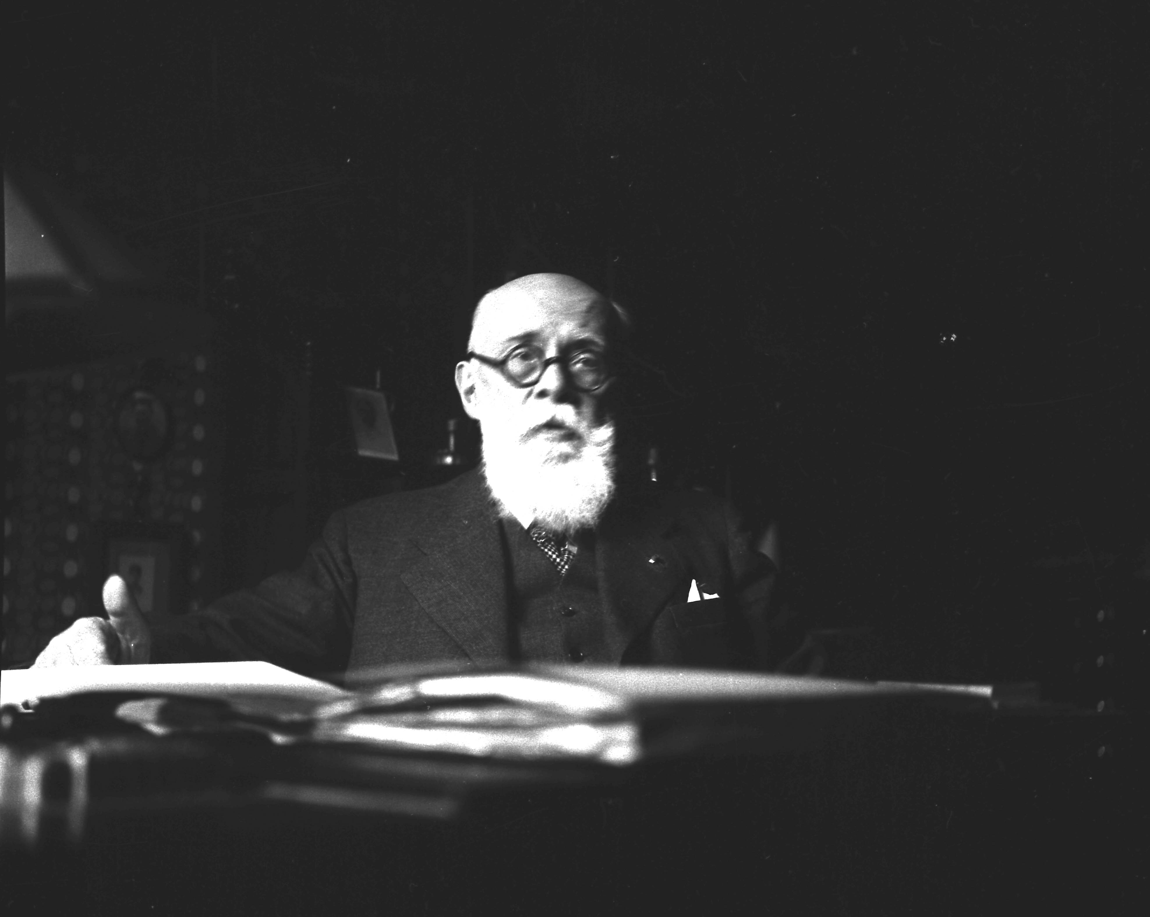  Louis Bonnier à sa table de travail. Cl. anonyme. Nd © Fonds Jacques Bonnier. SIAF/CAPa/Archives d’architecture du XXe siècle. 036 Ifa