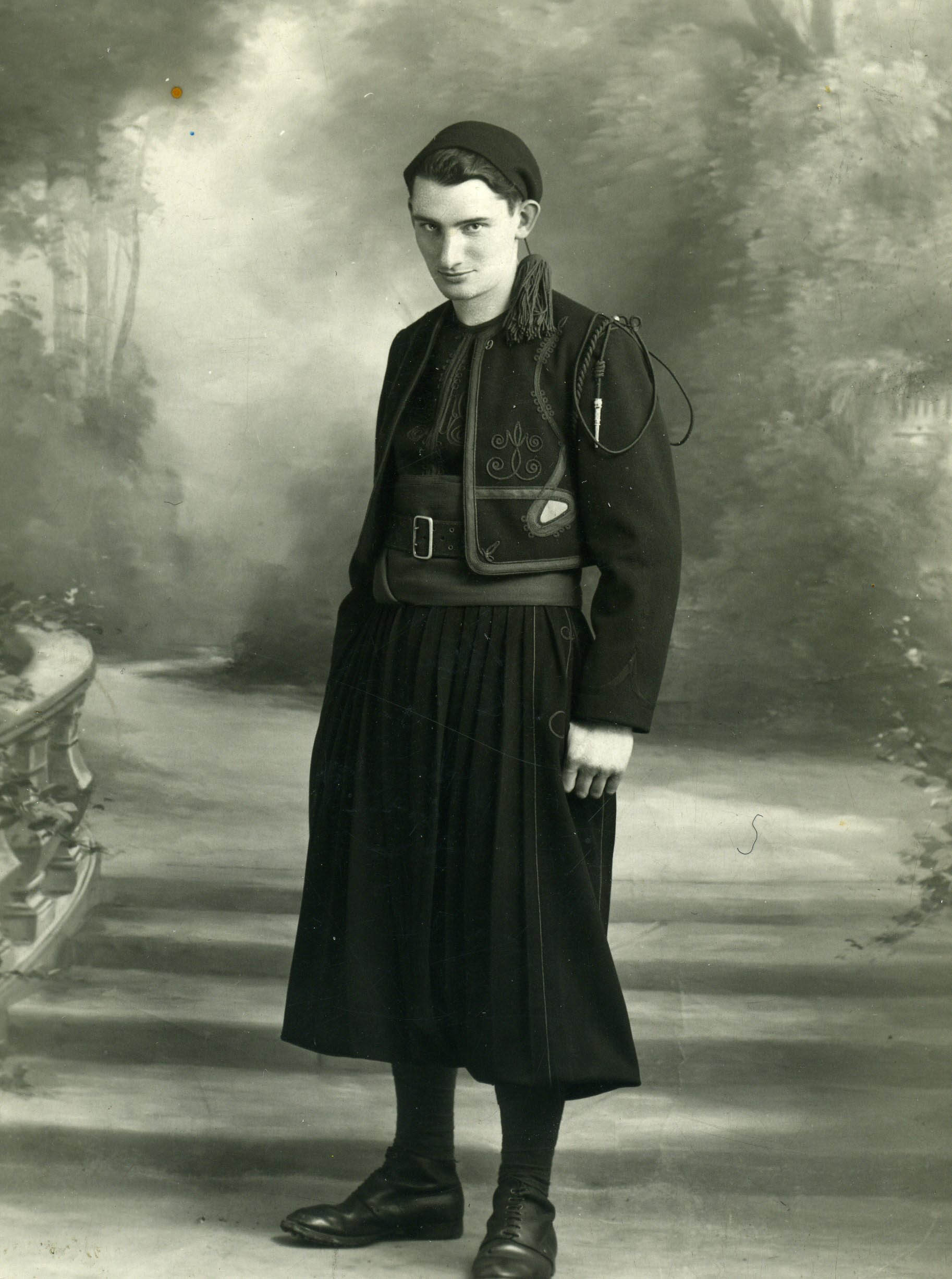 Jean Bossu en costume de zouave lors de son service militaire. Cl. anonyme. Juillet 1937 © Collection particulière