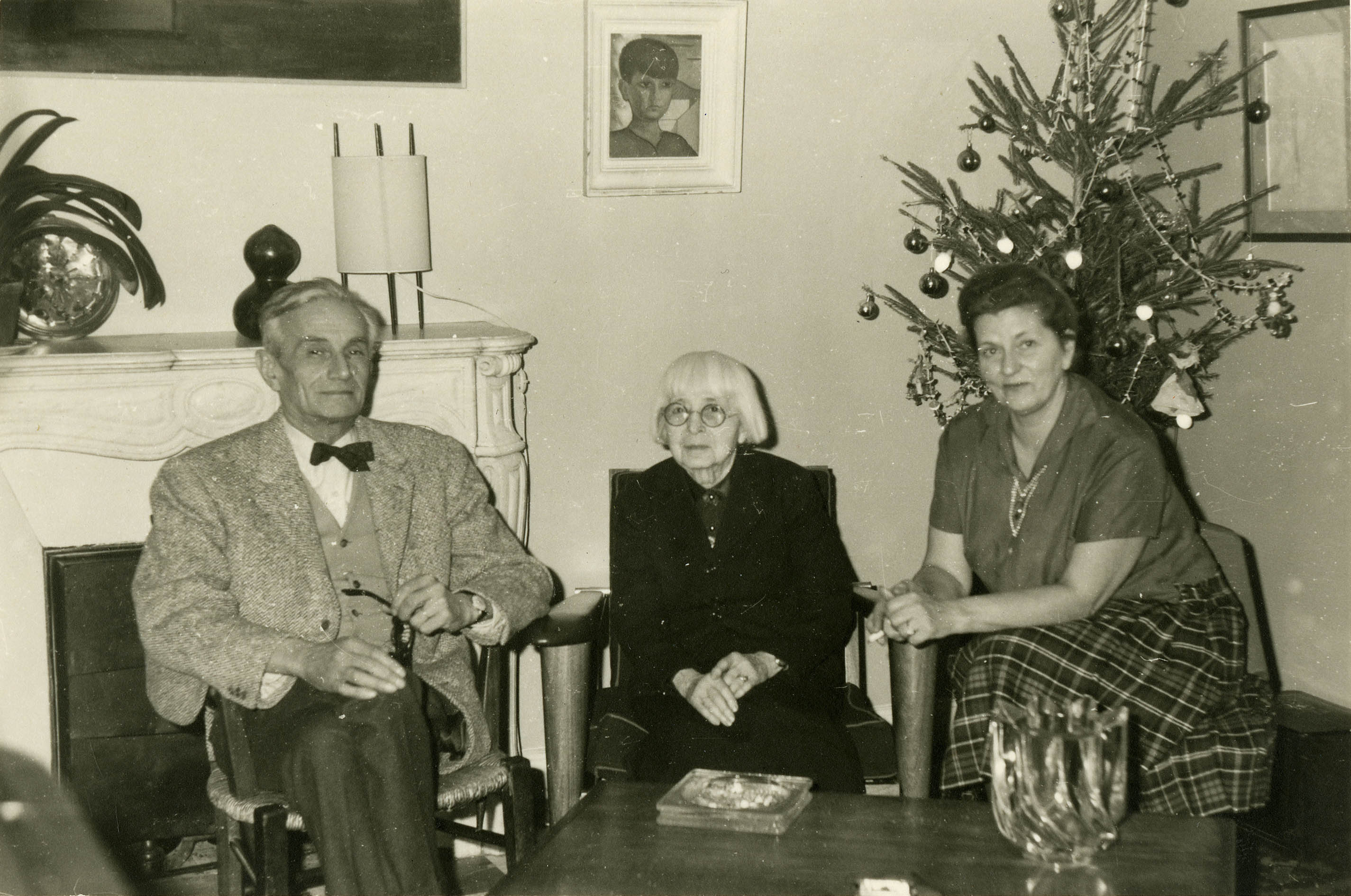 Mme Perret, Adrien Brelet et sa femme. Cl. anonyme. Janvier 1962 © Fonds Perret. CNAM/SIAF/CAPA/Archives d'architecture du XXe siècle/SAIF. 535 AP 611/7