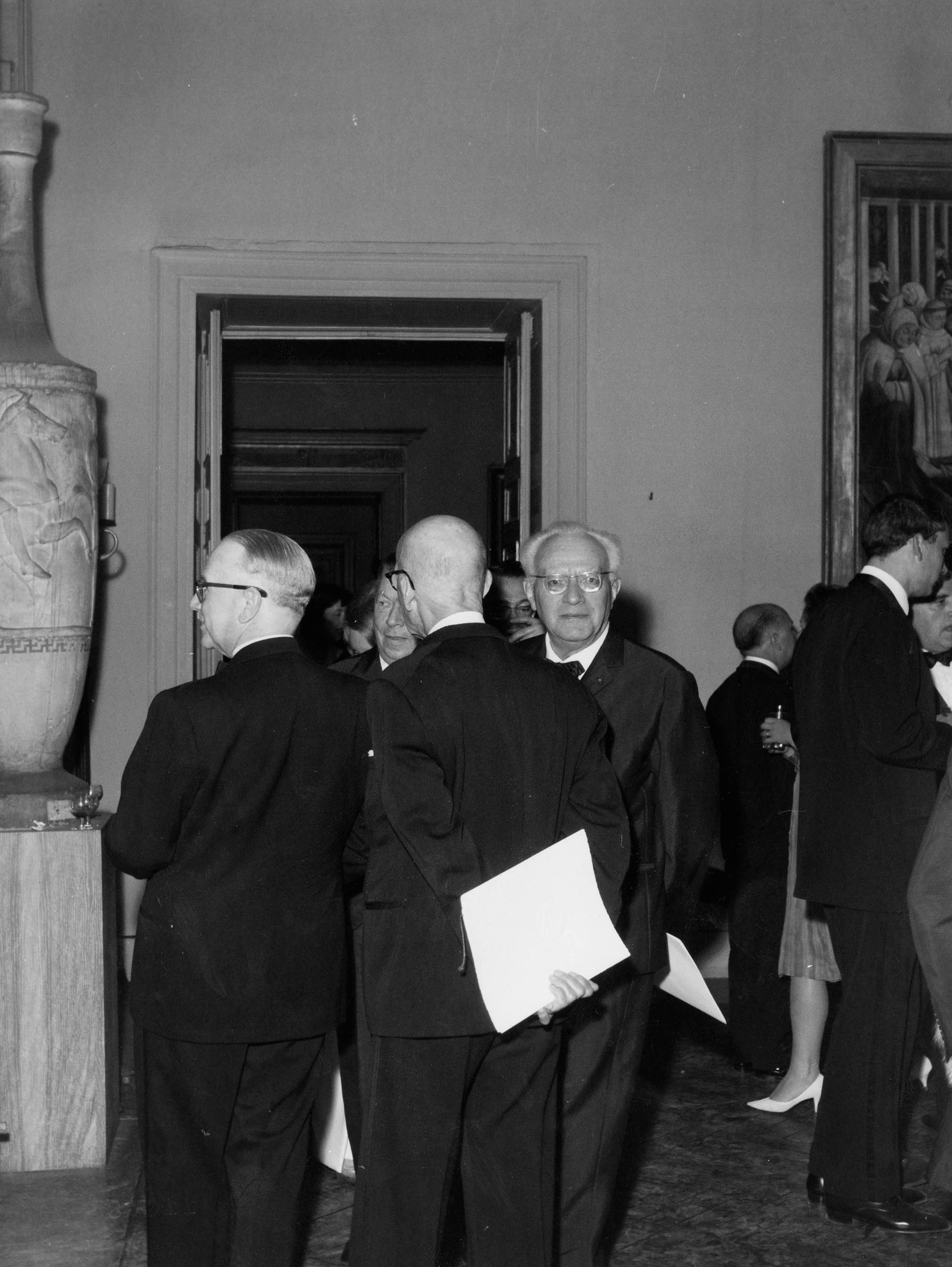 Joseph Bukiet lors d'une réception. Cl. Michel Bissonnet. 1965 © Fonds Joseph Bukiet. Académie d'architecture/CAPa/Archives d'architecture du XXe siècle. 274 AA 6/16