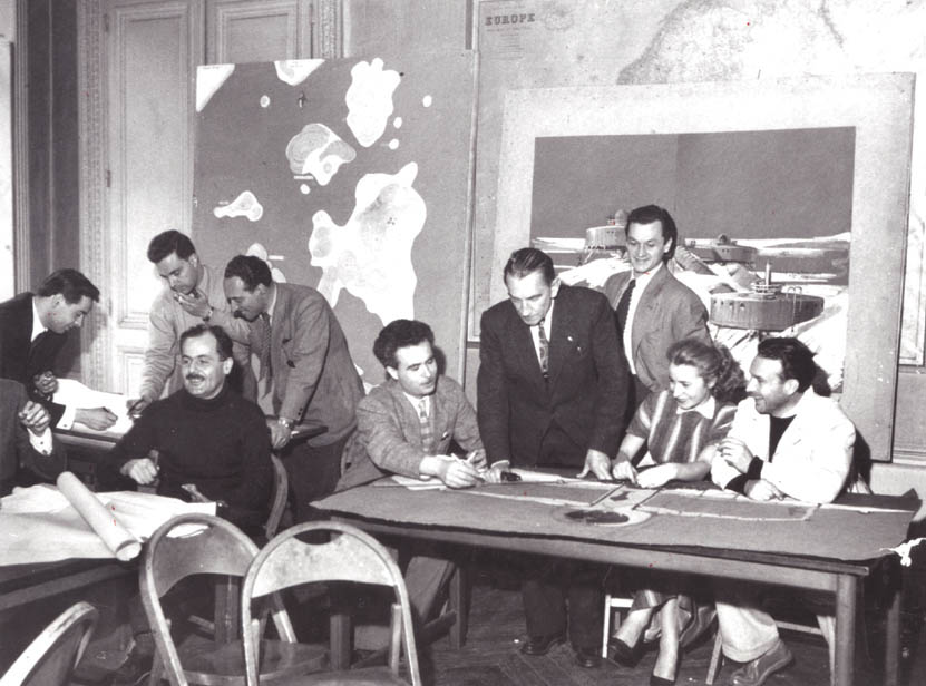 Nikos Chatzidakis (au centre assis) avec Bodiansky (?) à sa gauche à l'ATBAT-Paris. Cl. anonyme. Nd [début des années 1950] © Collection particulière