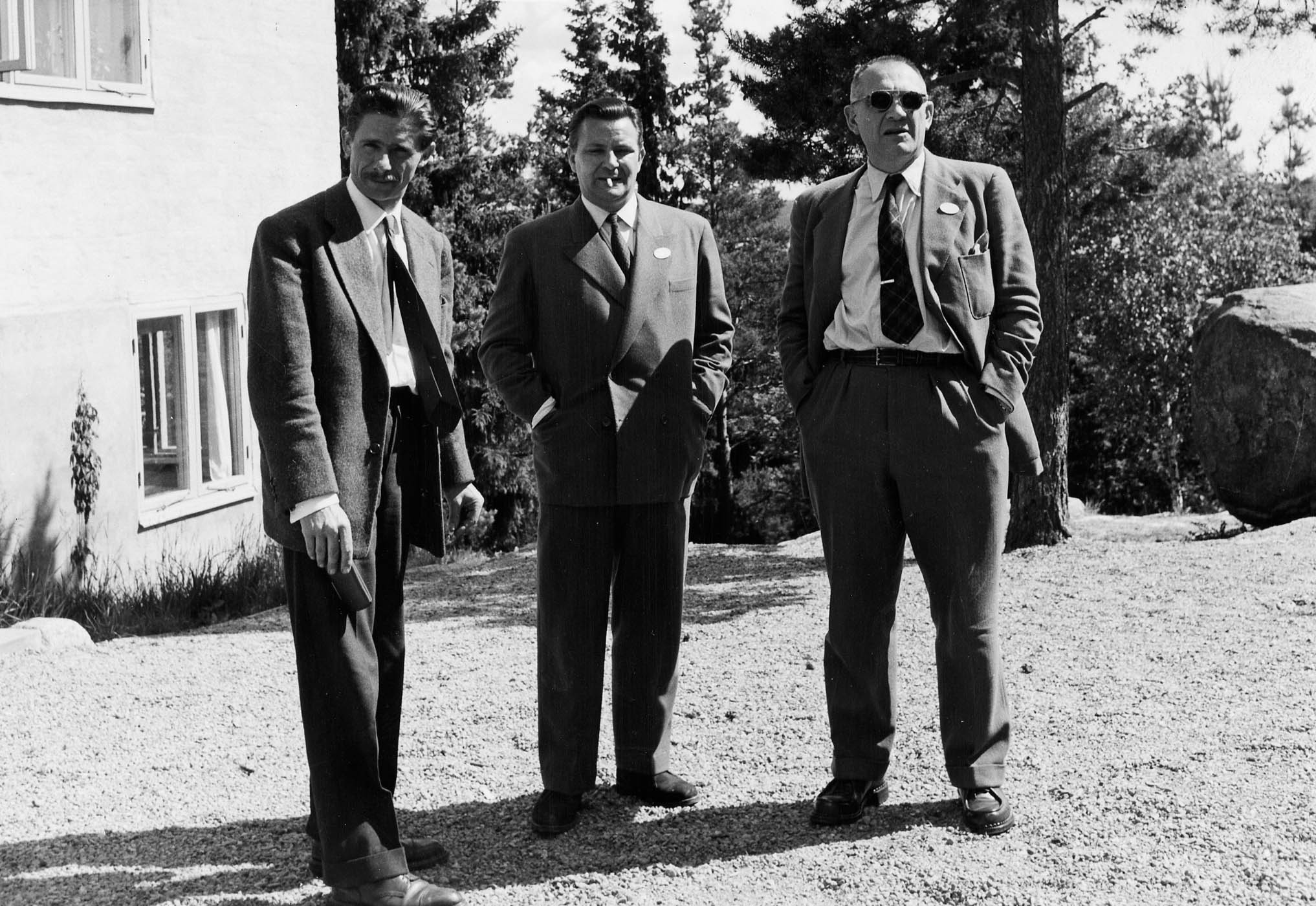 Jean Dubuisson (à gauche) accompagné deux hommes non identifiés. Cl. anonyme. Nd © Fonds Jean Dubuisson. SIAF/CAPa/Archives d’architecture du XXe siècle. 224 Ifa 1000/1