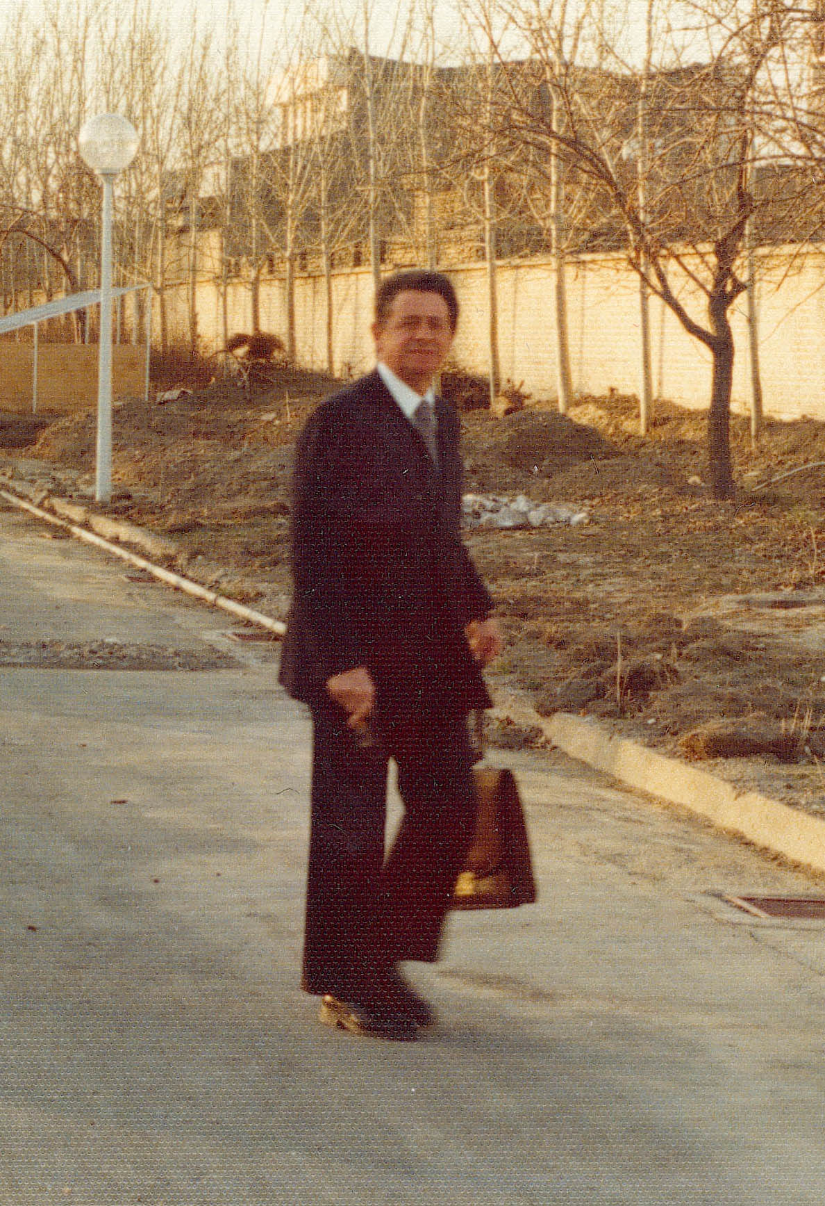 Jean Dubuisson sur le mail de l’hôtel à Mashhad (Iran) (1976-1977). Cl. anonyme. Nd © Fonds Jean Dubuisson. SIAF/CAPa/Archives d’architecture du XXe siècle. 224 Ifa 1011/6