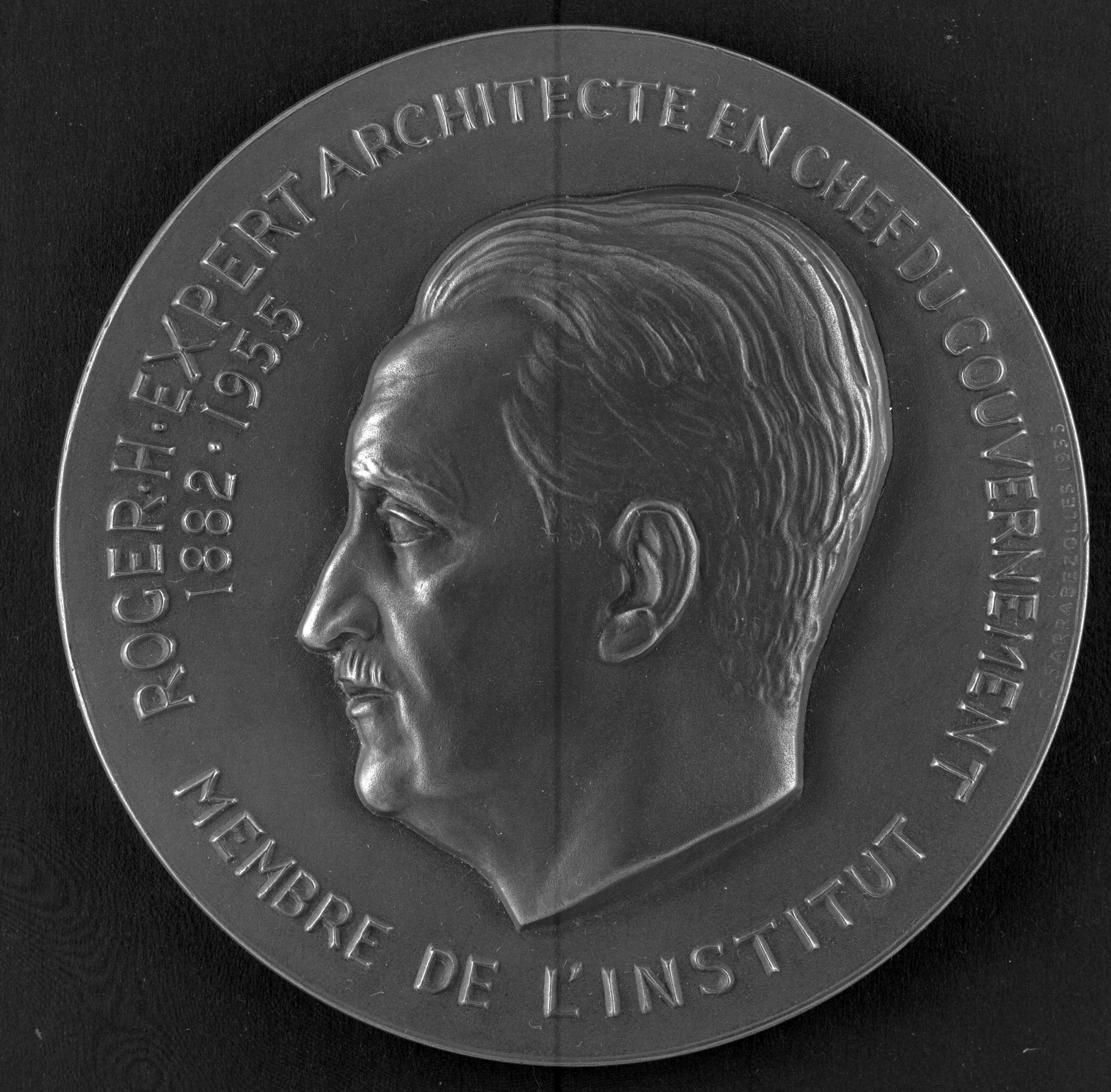 Médaille avec le profil de Roger-Henri Expert. Cl. anonyme. Nd © Fonds Roger-Henri Expert. CNAM/SIAF/CAPa/Archives d’architecture du XXe siècle. 032 Ifa