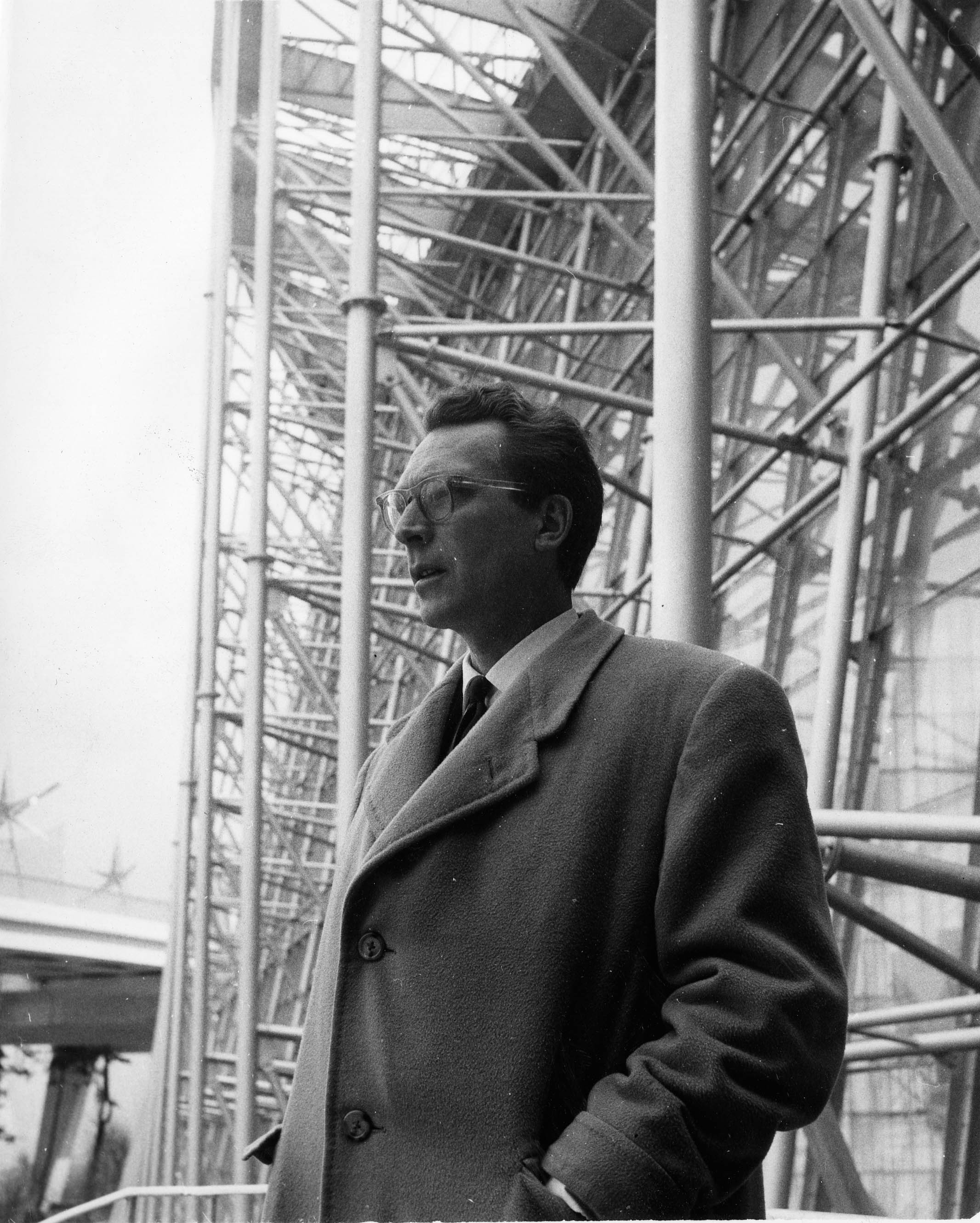Guillaume Gillet sur le chantier du pavillon de Bruxelles. Cl. anonyme. Nd © Fonds Guillaume Gillet. SIAF/CAPa/Archives d'architecture du XXe siècle. 152 Ifa 1035/11