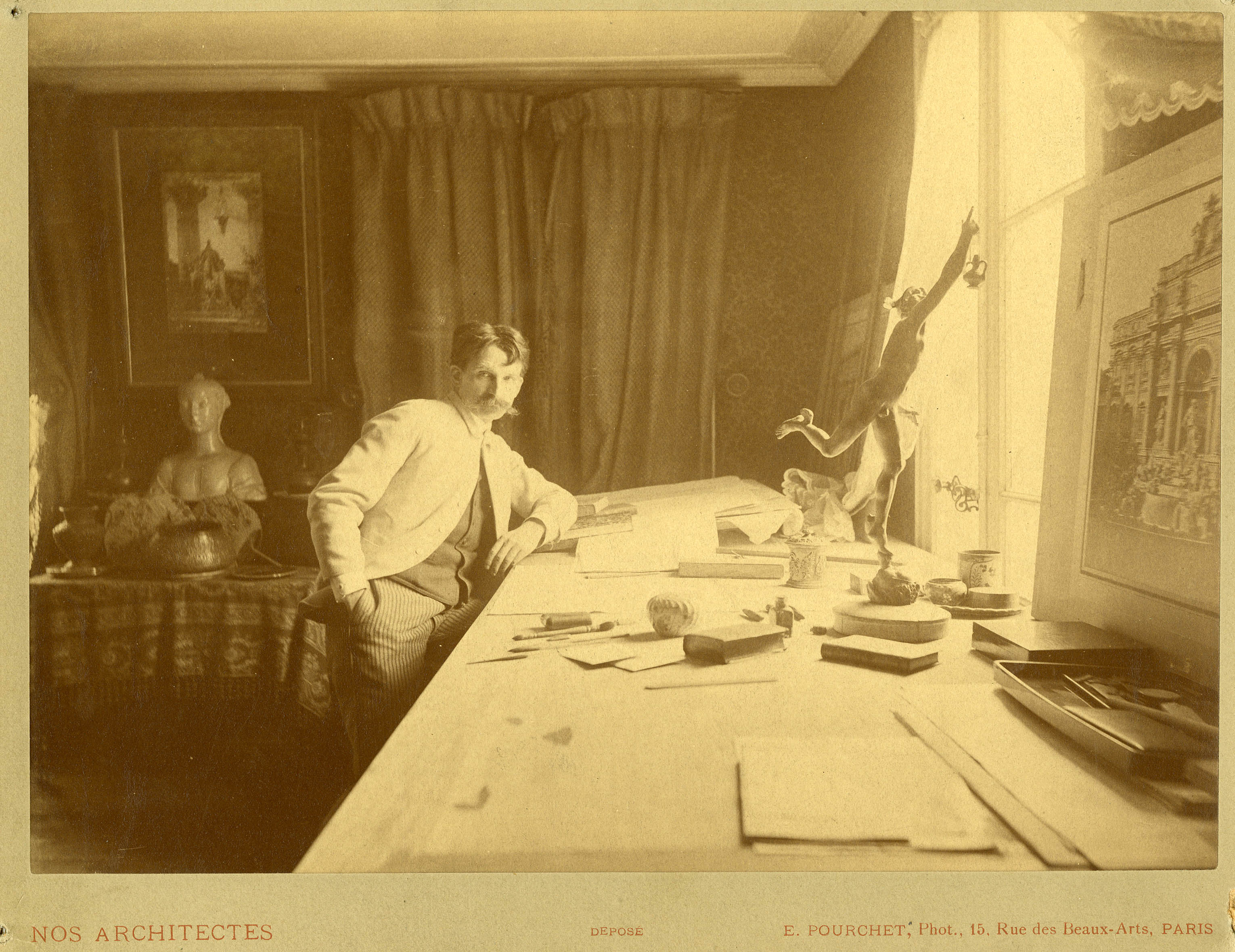 Louis Granet dans son atelier. Cl. E. Pourchet. Nd © Fonds Louis Granet. CNAM/SIAF/CAPa/Archives d’architecture du XXe siècle. 105 Ifa 01