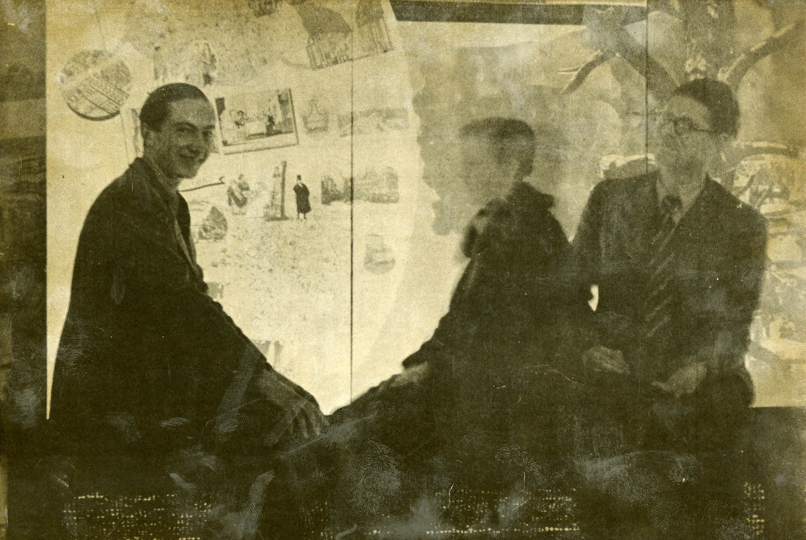 André Hermant (à gauche), Charlotte Perriand et André Wogenscky (?). Cl. anonyme. Nd © Fonds André Hermant. SIAF/CAPa/Archives d’architecture du XXe siècle. 060 Ifa 321/6
