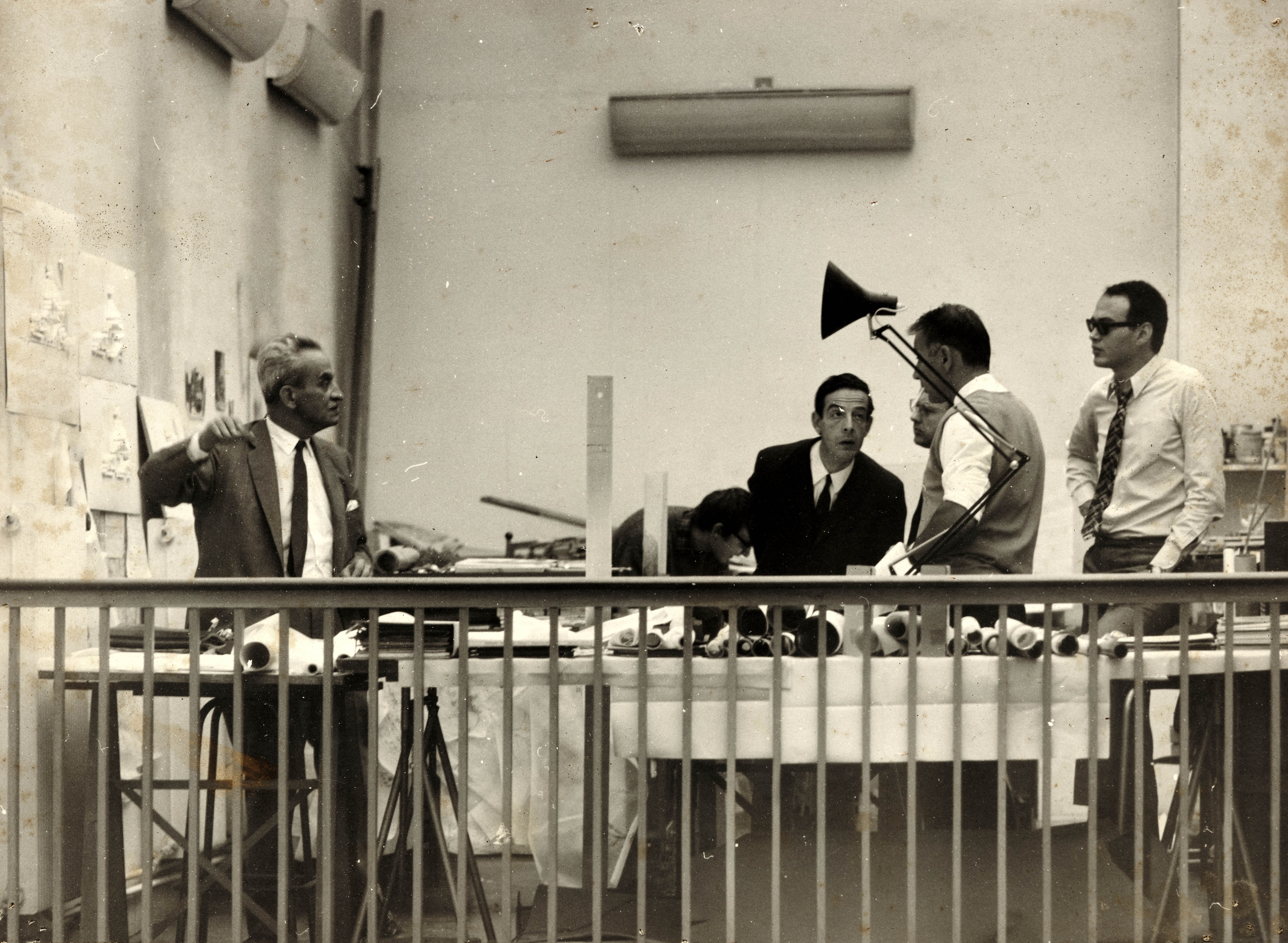 Denis Honegger (à gauche) avec ses collaborateurs dans un atelier d'architecture non identifié lors de la préparation d'un rendu. Cl. anonyme. Nd © Fonds Denis Honegger. SIAF/CAPa/Archives d’architecture du XXe siècle. 230 Ifa 154/5