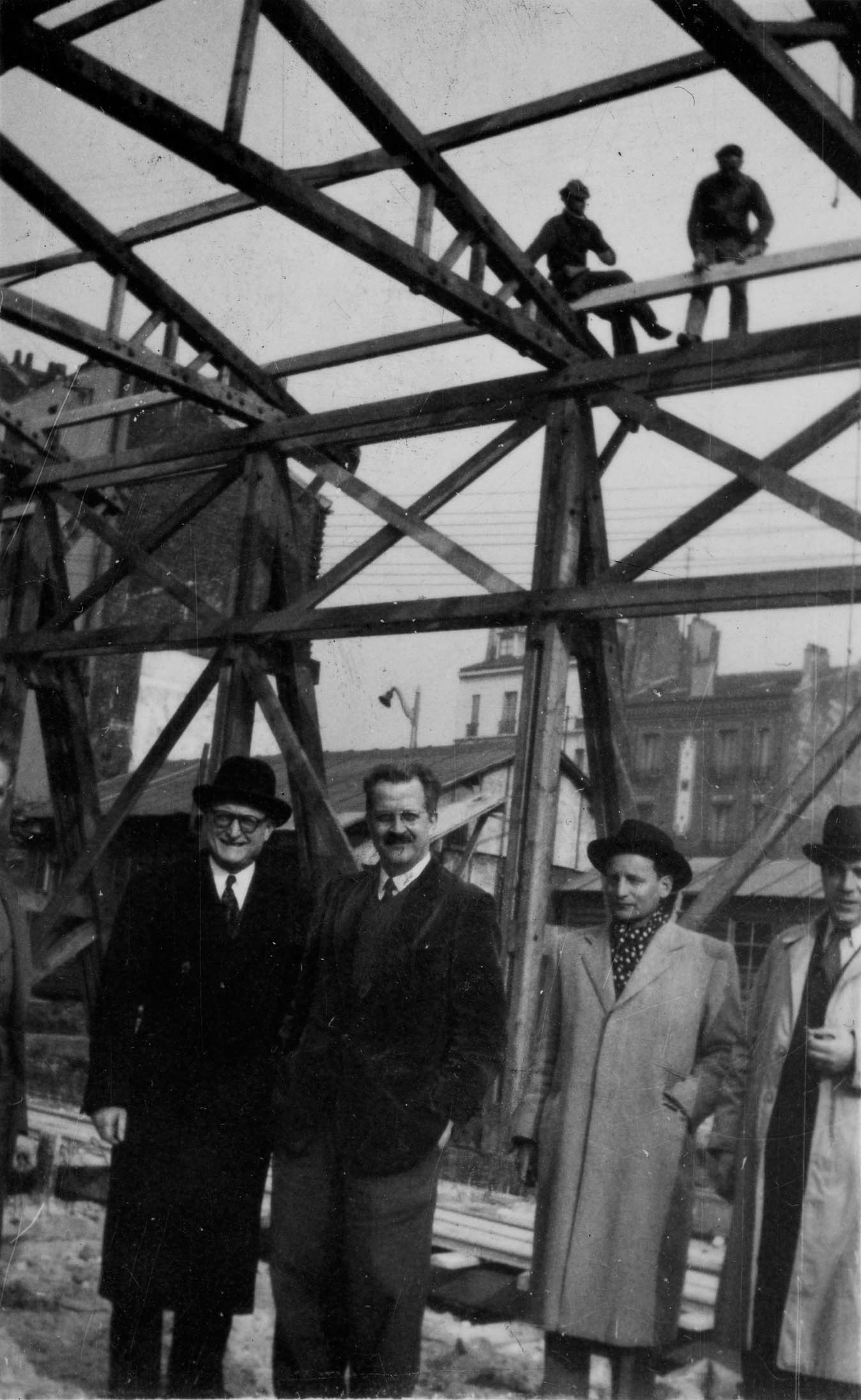 Bernard Laffaille (au centre) sur le chantier de l'immeuble d'habitation collective de Saint-Ouen. Cl. anonyme. 2 avril 1949 © Fonds Bernard Laffaille. SIAF/CAPa/Archives d’architecture du XXe siècle. 206 Ifa 181/1