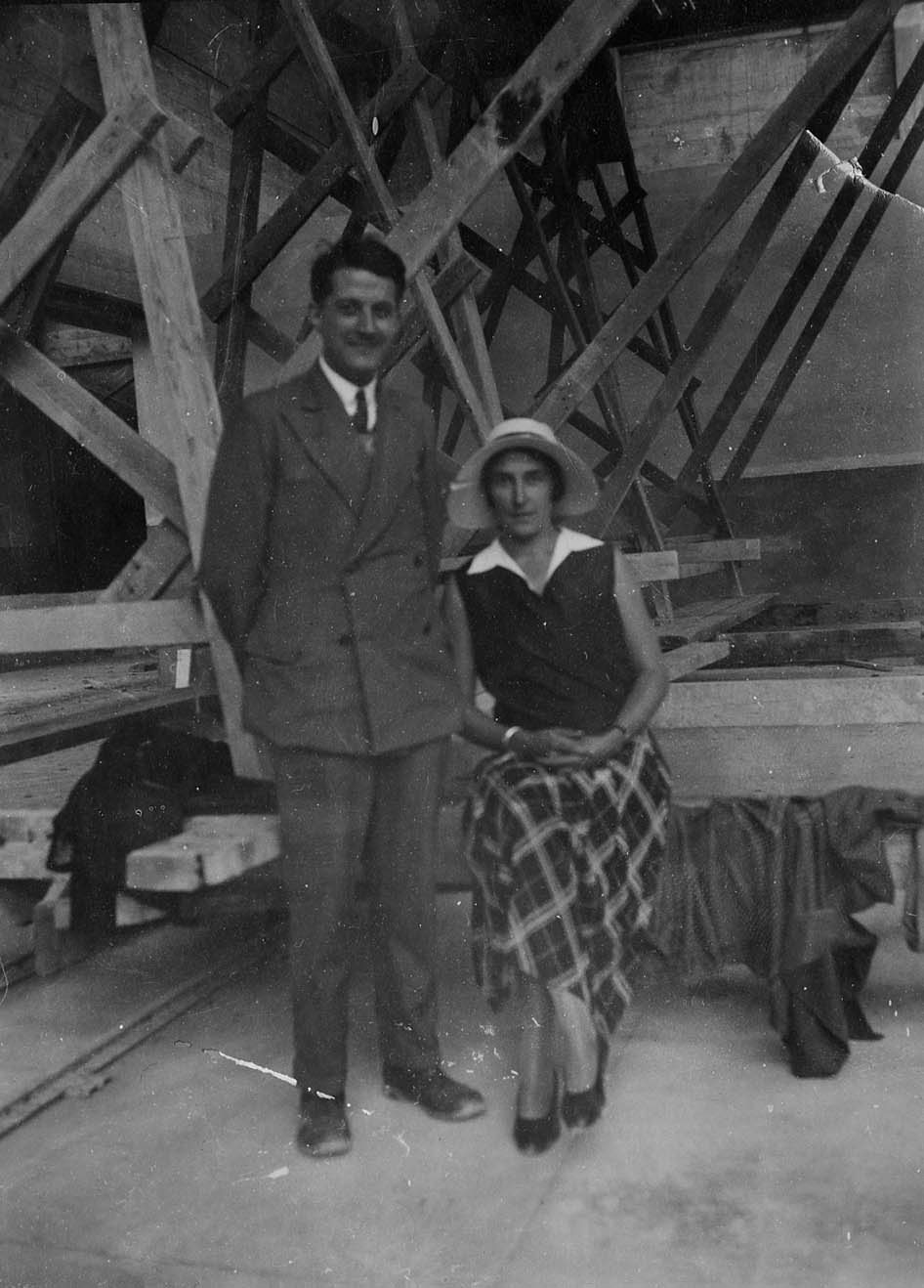 Bernard Laffaille avec son épouse sur un chantier. Cl. anonyme. Nd © Fonds Bernard Laffaille. SIAF/CAPa/Archives d’architecture du XXe siècle. 206 Ifa 181/1