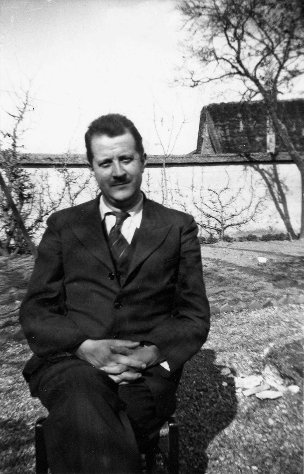 Bernard Laffaille à Maintenon. Cl. anonyme. Nd [vers 1945] © Fonds Bernard Laffaille. SIAF/CAPa/Archives d’architecture du XXe siècle. 206 Ifa 181/1
