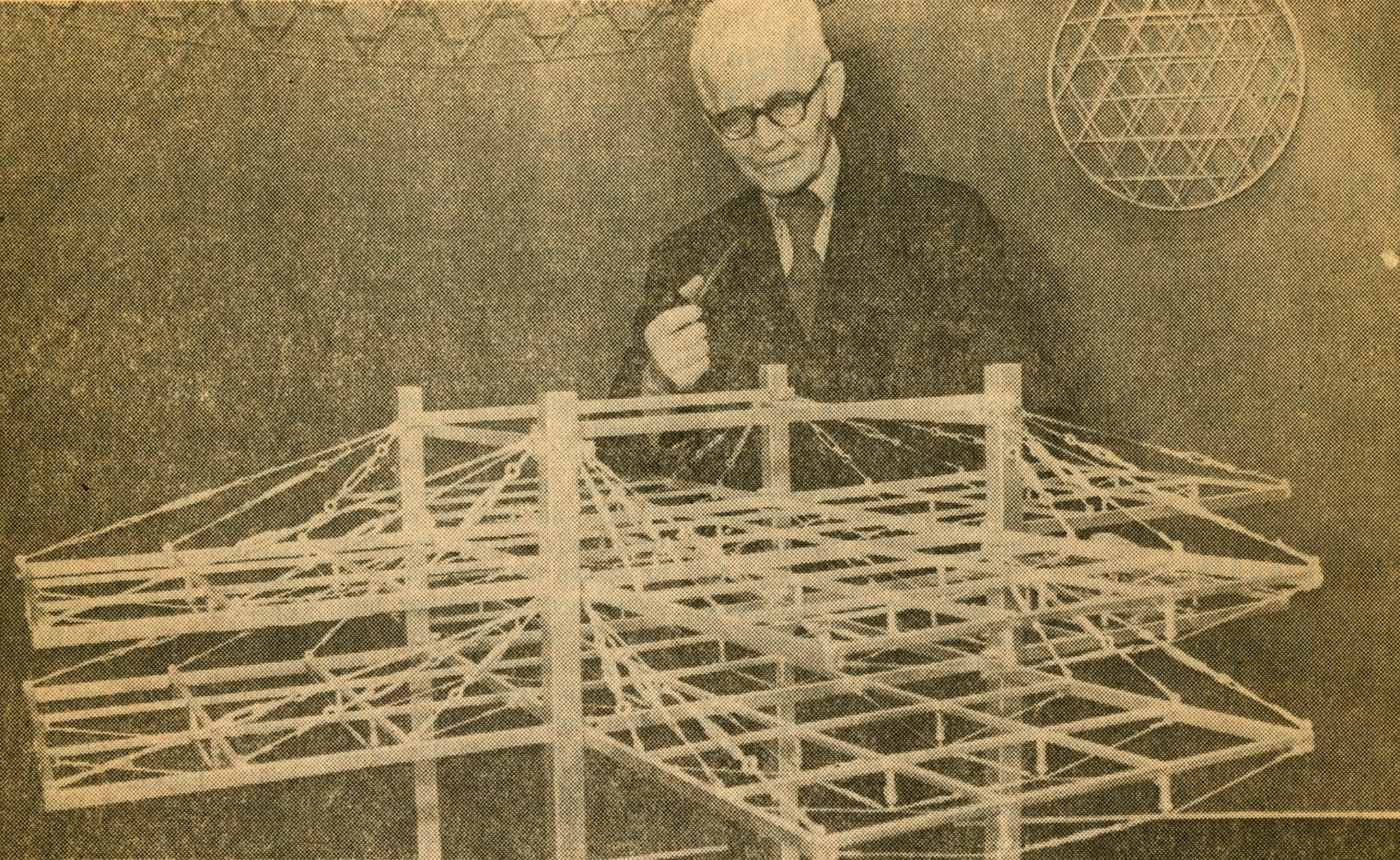 Robert Le Ricolais posant derrière une maquette. Cl. anonyme. Nd © Fonds de la revue Architecture d’aujourd'hui. SIAF/CAPa/Archives d’architecture du XXe siècle. 203 Ifa