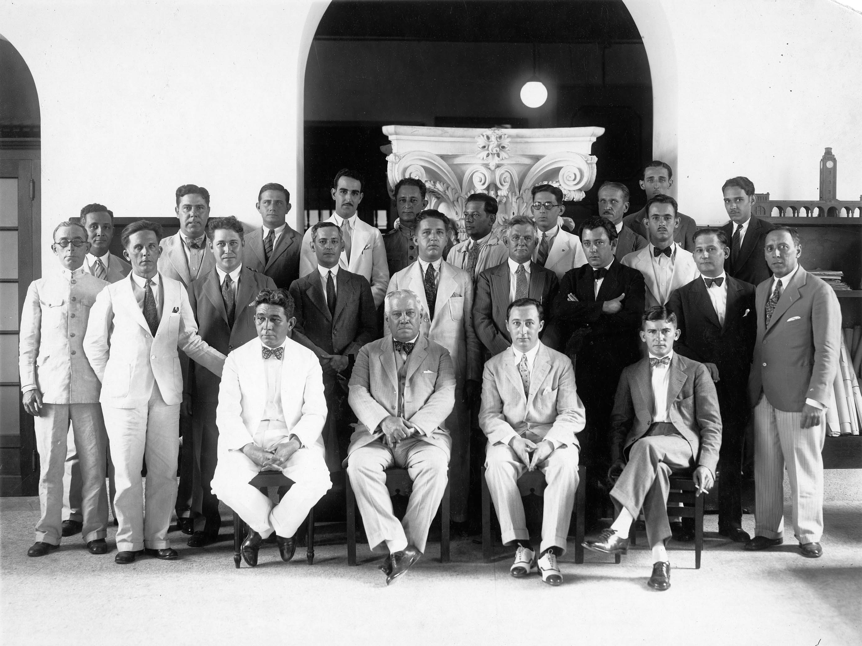 Membres de l'agence, avec Théodore Leveau assis au premier rang. Cl. anonyme. Nd © Fonds Théodore Leveau. SIAF/CAPa/Archives d’architecture du XXe siècle. 149 Ifa 04