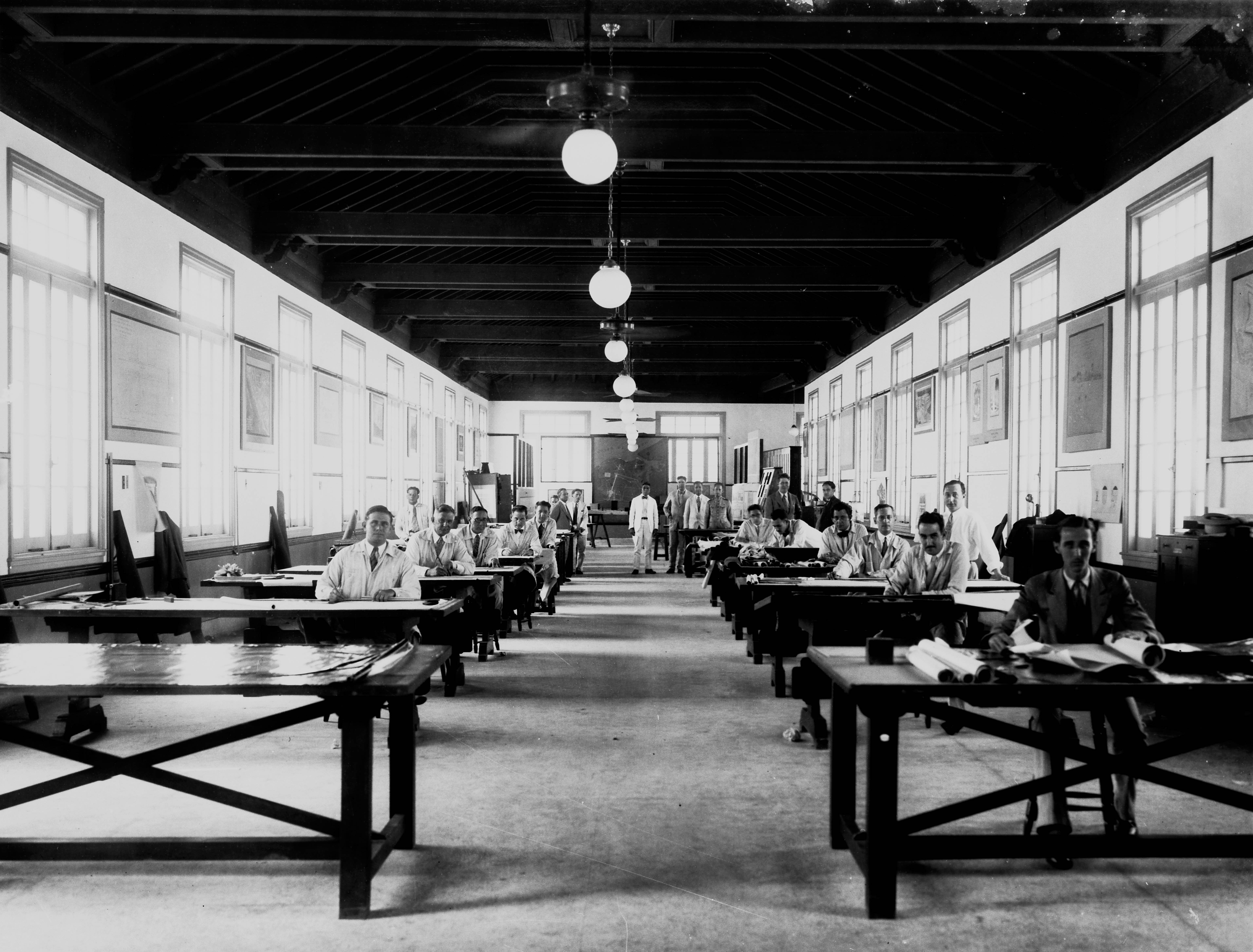 Atelier de l'agence, avec Théodore Leveau debout à droite. Cl. anonyme. Nd © Fonds Théodore Leveau. SIAF/CAPa/Archives d’architecture du XXe siècle. 149 Ifa 04