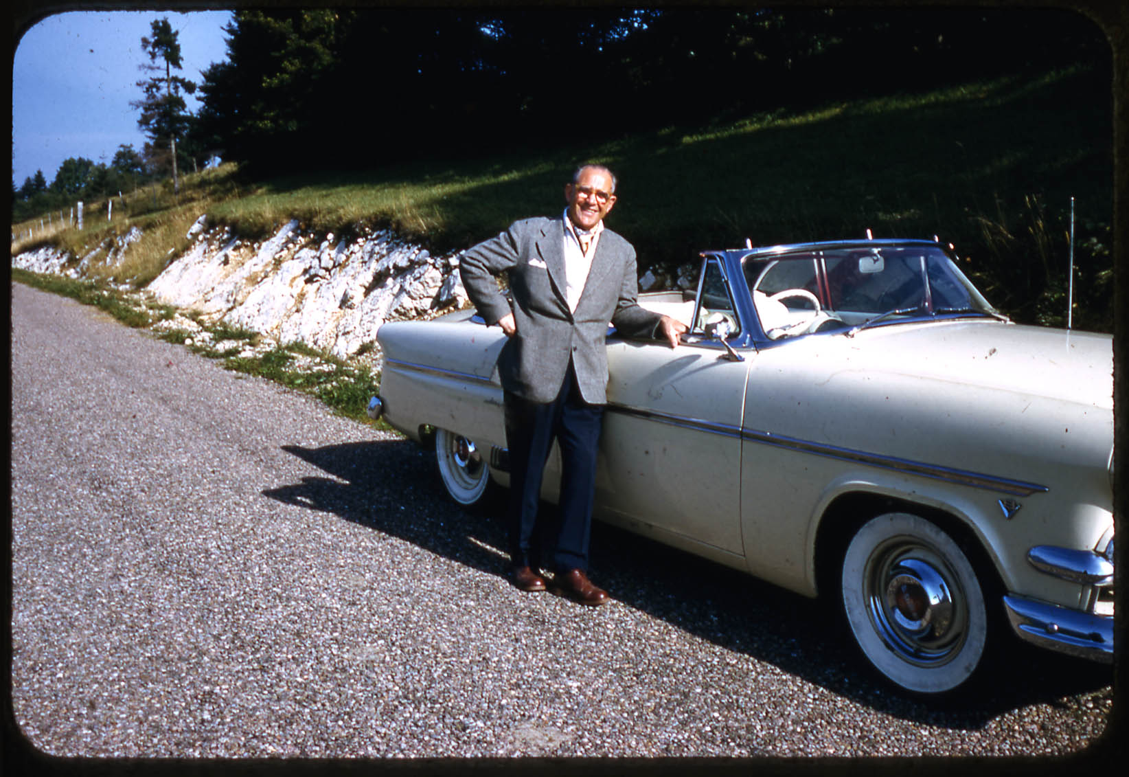 Marcel Lods posant devant sa voiture. Cl. anonyme. Nd © Fonds Marcel Lods. Académie d'architecture/CAPa/Archives d'architecture du XXe siècle. 323 AA 512/2