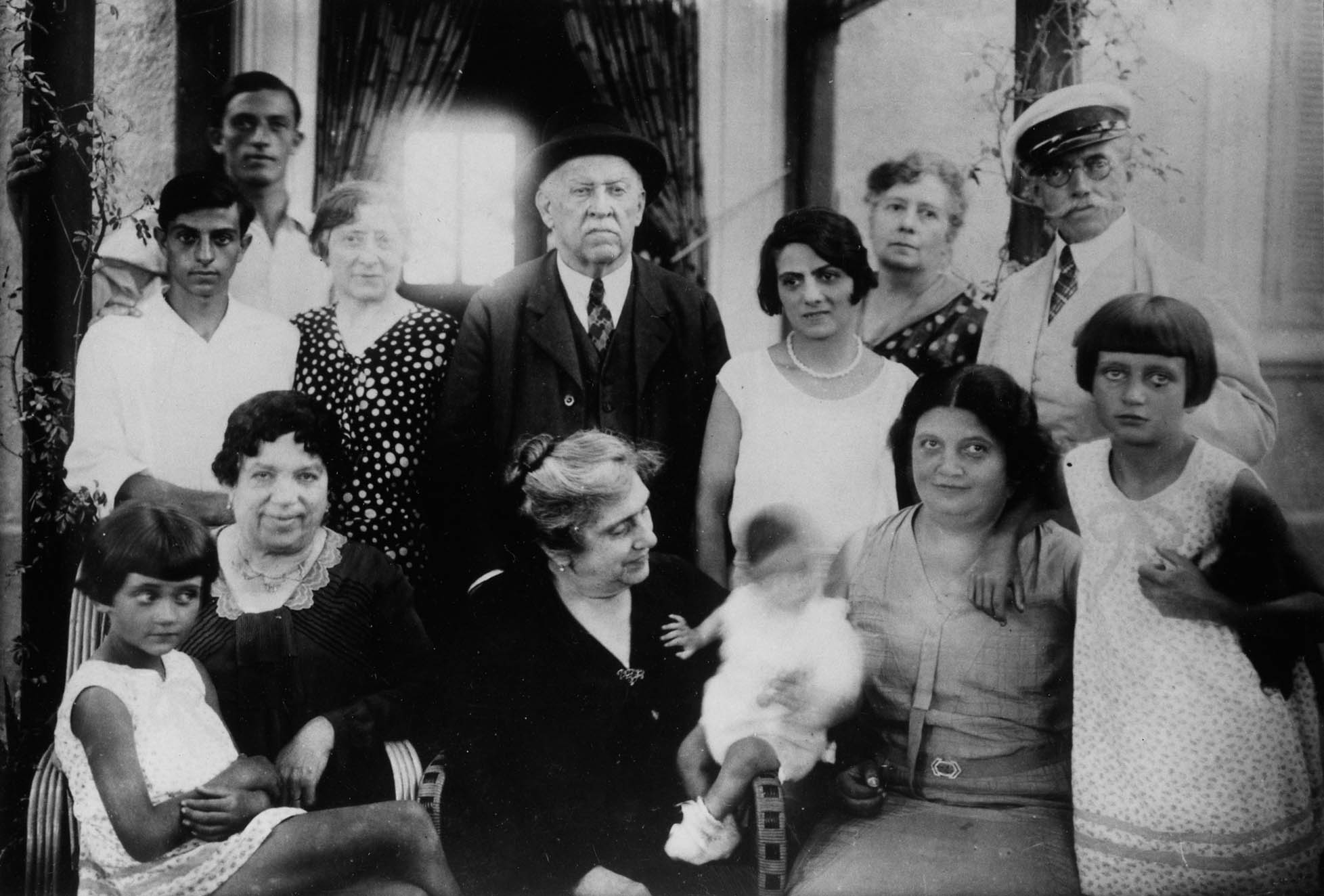 Photographie de famille, avec Louis Miquel (à gauche en chemise blanche devant son frère Pierre). Cl. anonyme. Nd [vers 1930] © Fonds Louis Miquel. SIAF/CAPa/Archives d’architecture du XXe siècle. 007 Ifa 61/1