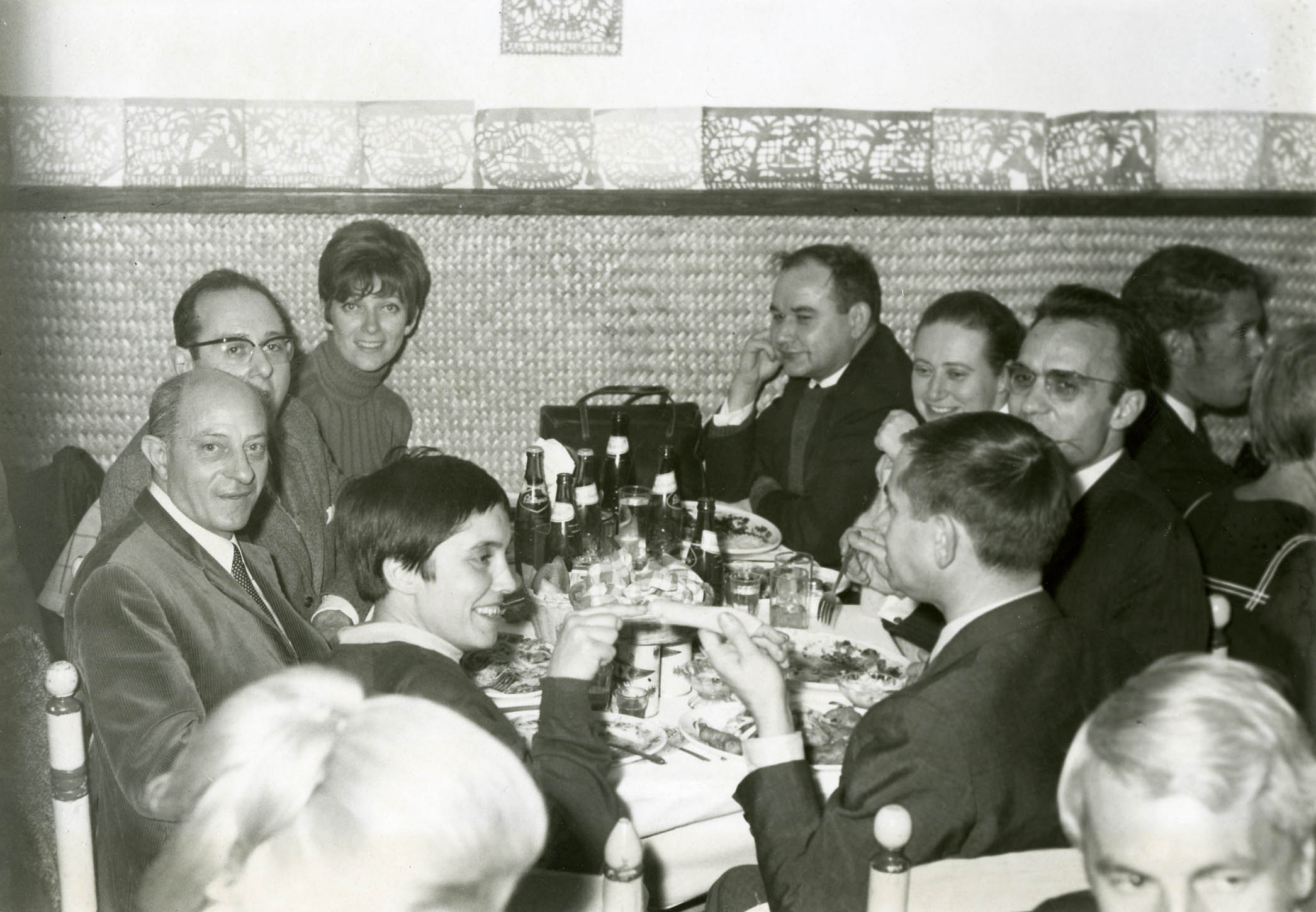 Louis Miquel (à gauche en costume) lors d'un diner au restaurant Cl. anonyme. Nd © Fonds Louis Miquel. SIAF/CAPa/Archives d’architecture du XXe siècle. 007 Ifa 61/1