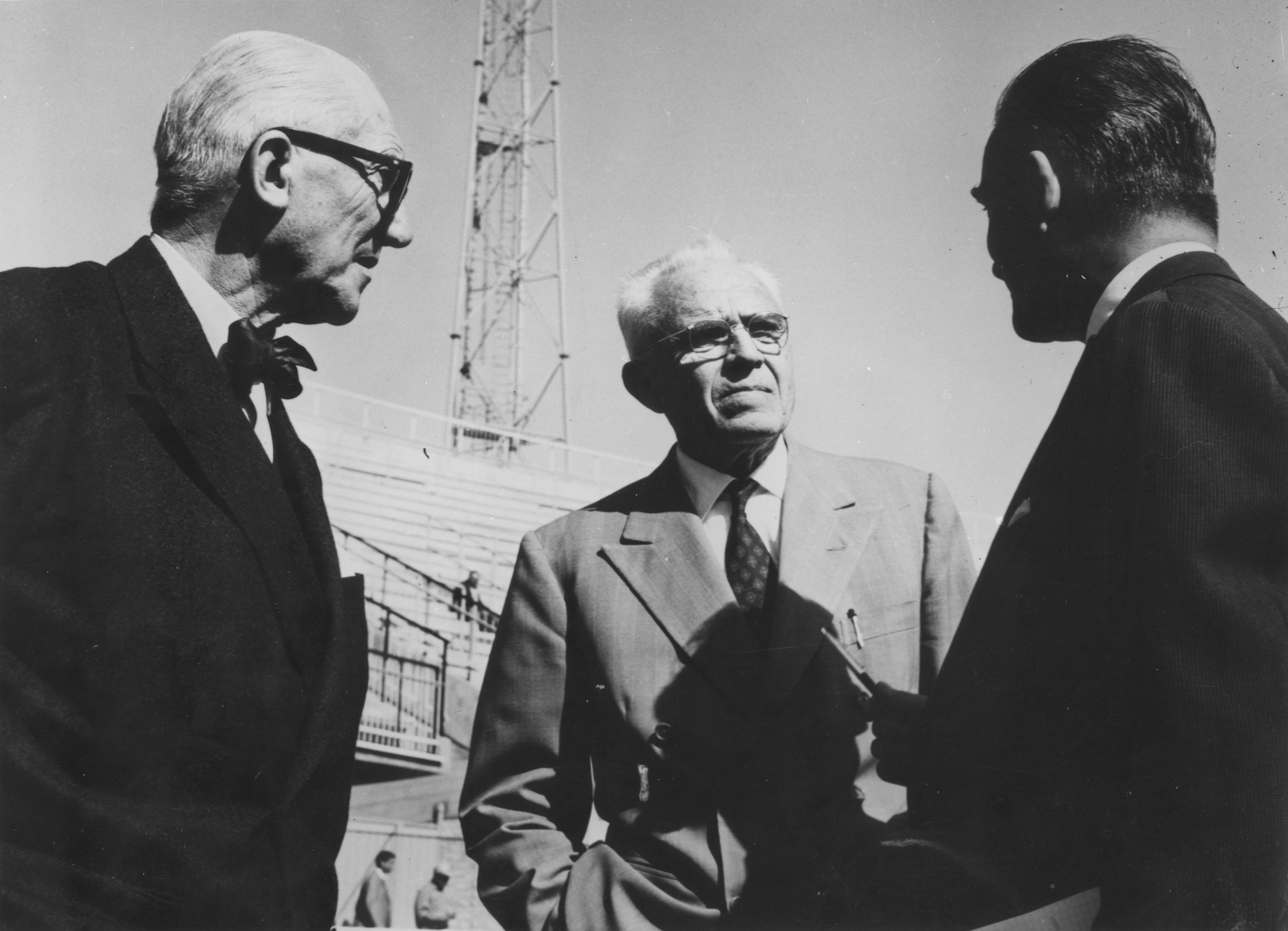 Pier Luigi Nervi (au centre) en discussion avec Le Corbusier. Cl. anonyme. Nd © Fonds Pier Luigi Nervi. Académie d'architecture/CAPa/Archives d'architecture du XXe siècle. 329 AA 1/28