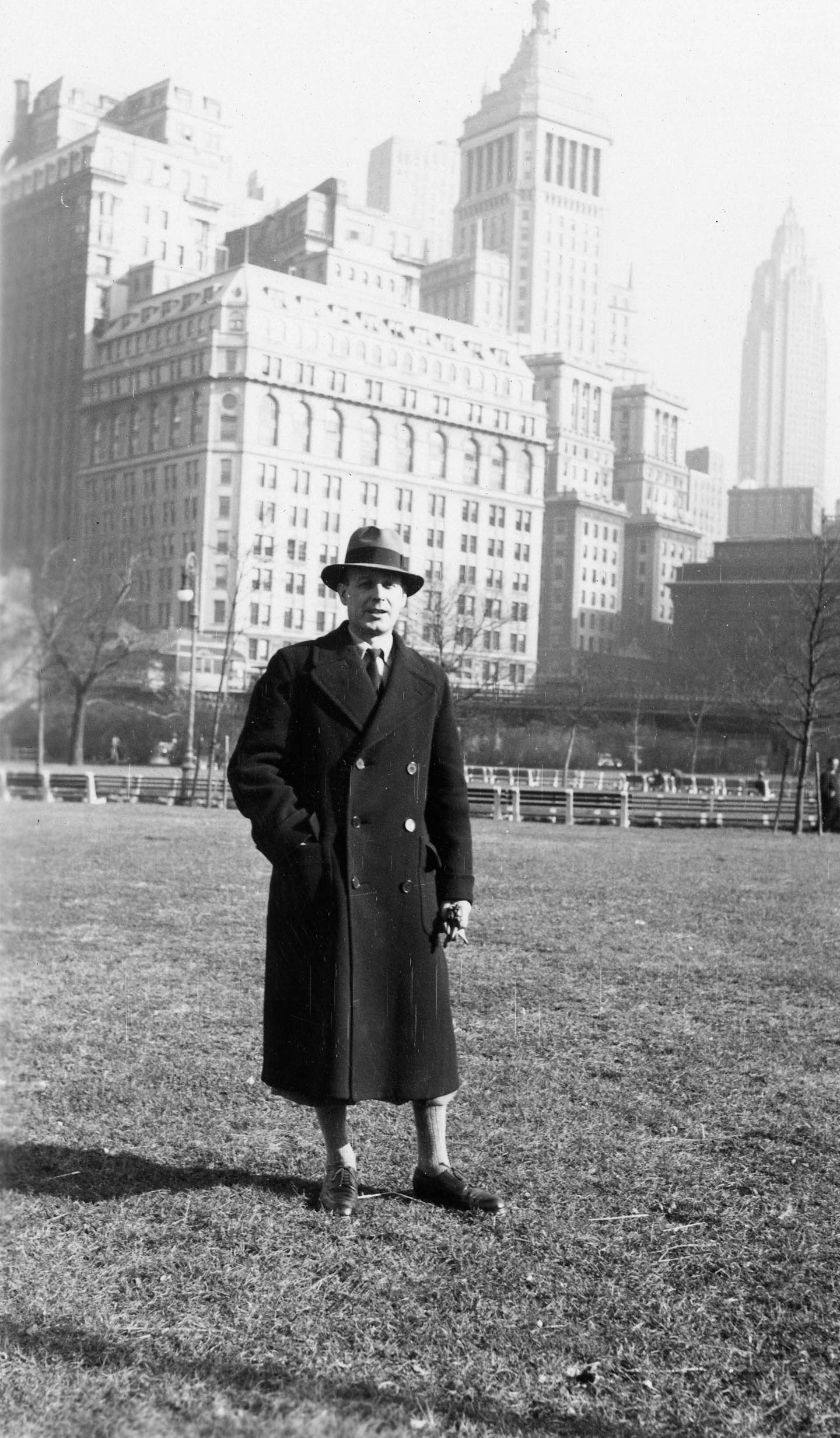 Louis-Georges Pineau à New-York. Cl. anonyme. Novembre 1937 © Fonds Louis-Georges Pineau. SIAF/CAPa/Archives d’architecture du XXe siècle. 075 Ifa 01