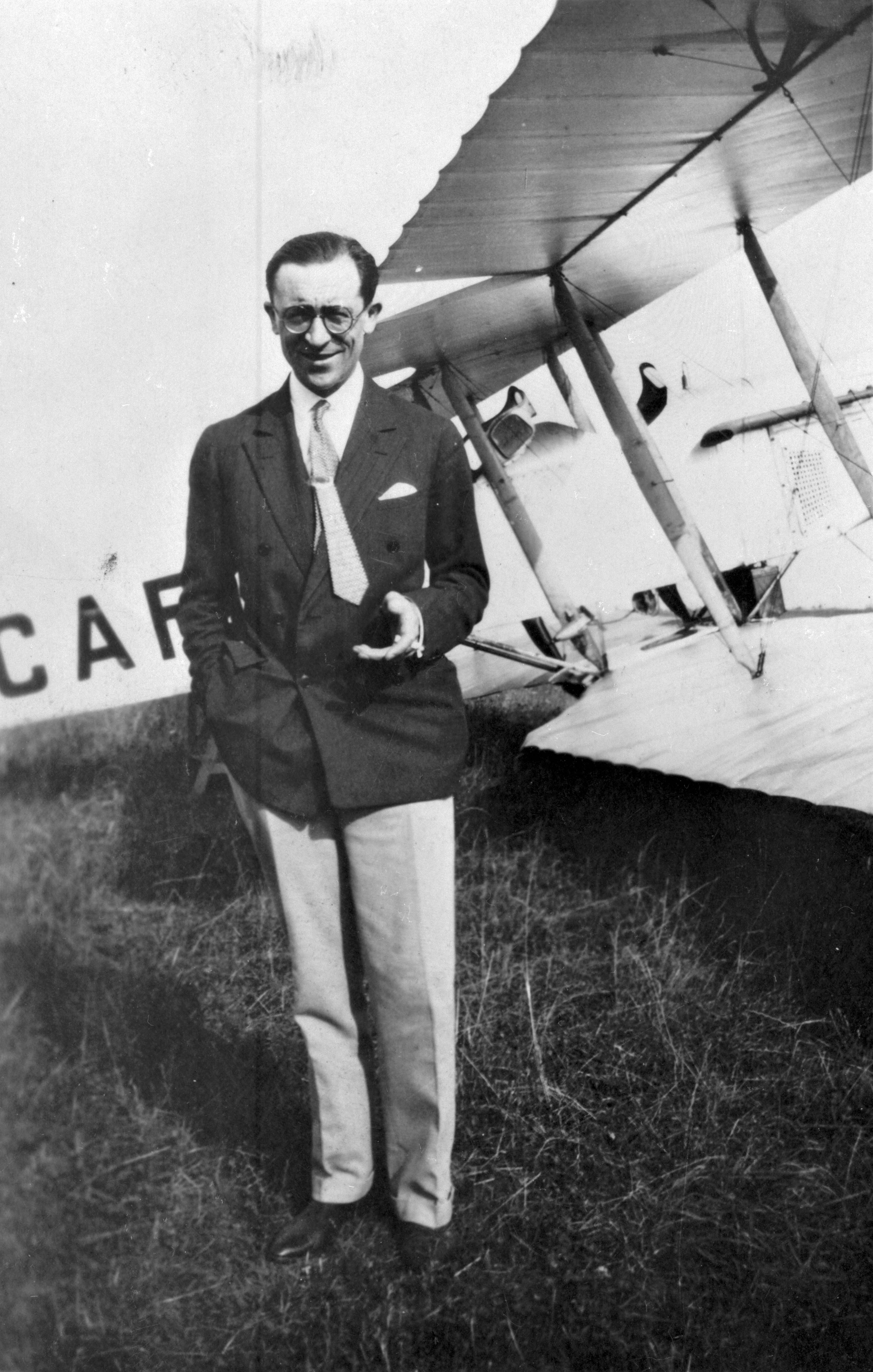 Georges-Henri Pingusson posant devant un avion. Cl. anonyme. Nd © Fonds Georges-Henri Pingusson. ENSBA/CAPa/Archives d'architecture du XXe siècle. 046 Ifa 2