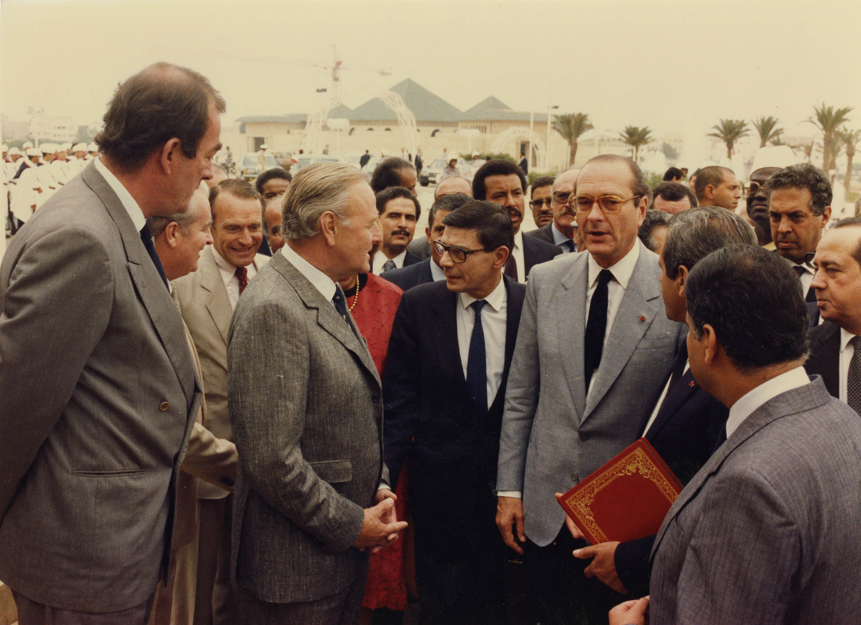 Michel Pinseau avec Jacques Chirac lors d’une visite officielle de la Grande Mosquée Hassan II à Casablanca (1986-1993). Cl. Studio Gueddar. Nd © Fonds Michel Pinseau. ADAGP/Académie d'architecture/CAPa/Archives d'architecture du XXe siècle. 340 AA