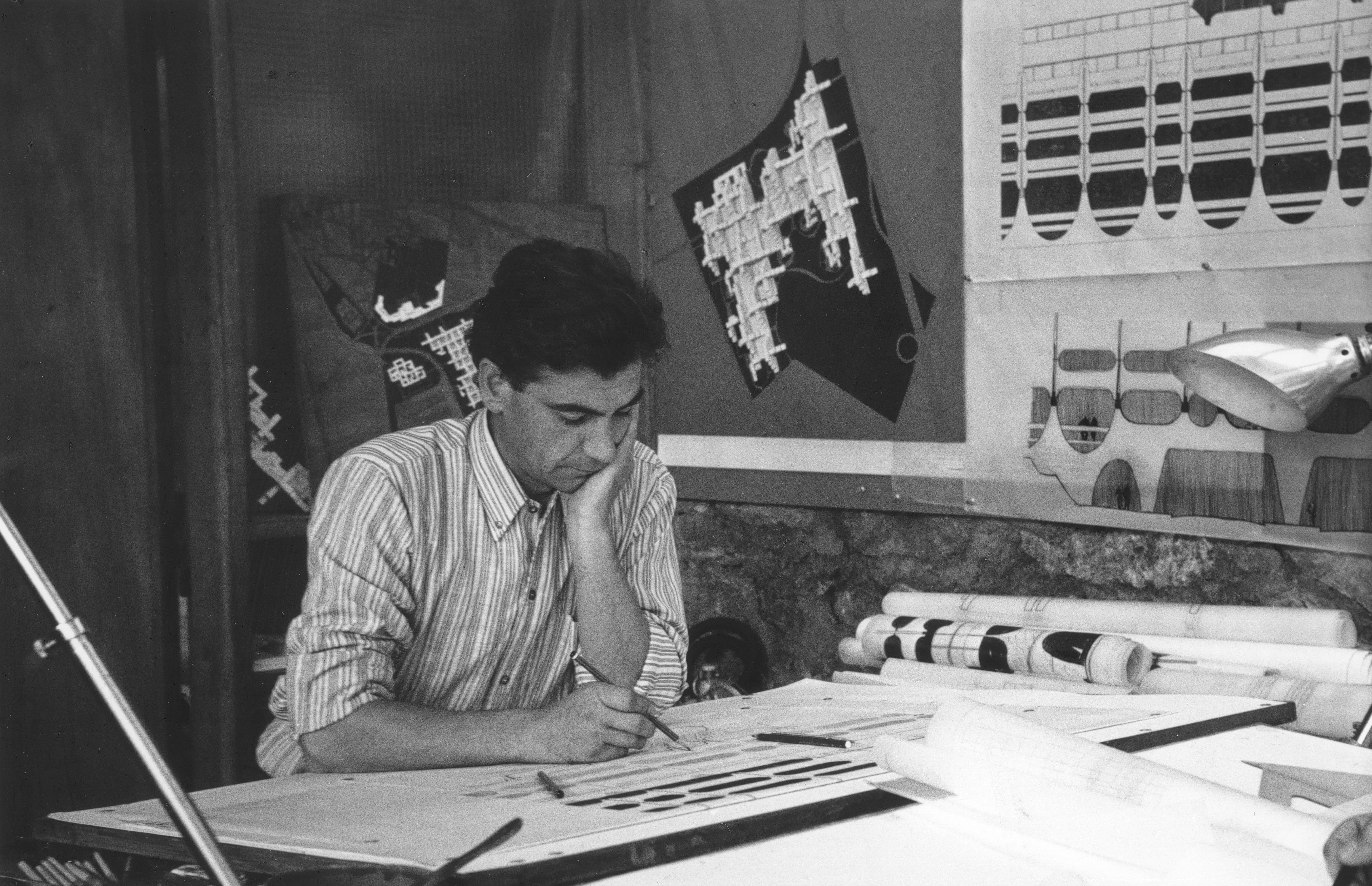 Jean Renaudie à sa table de travail. Cl. anonyme. 1967 © Fonds Atelier de Montrouge (ATM). SIAF/CAPa/Archives d’architecture du XXe siècle. 162 Ifa 1702/1