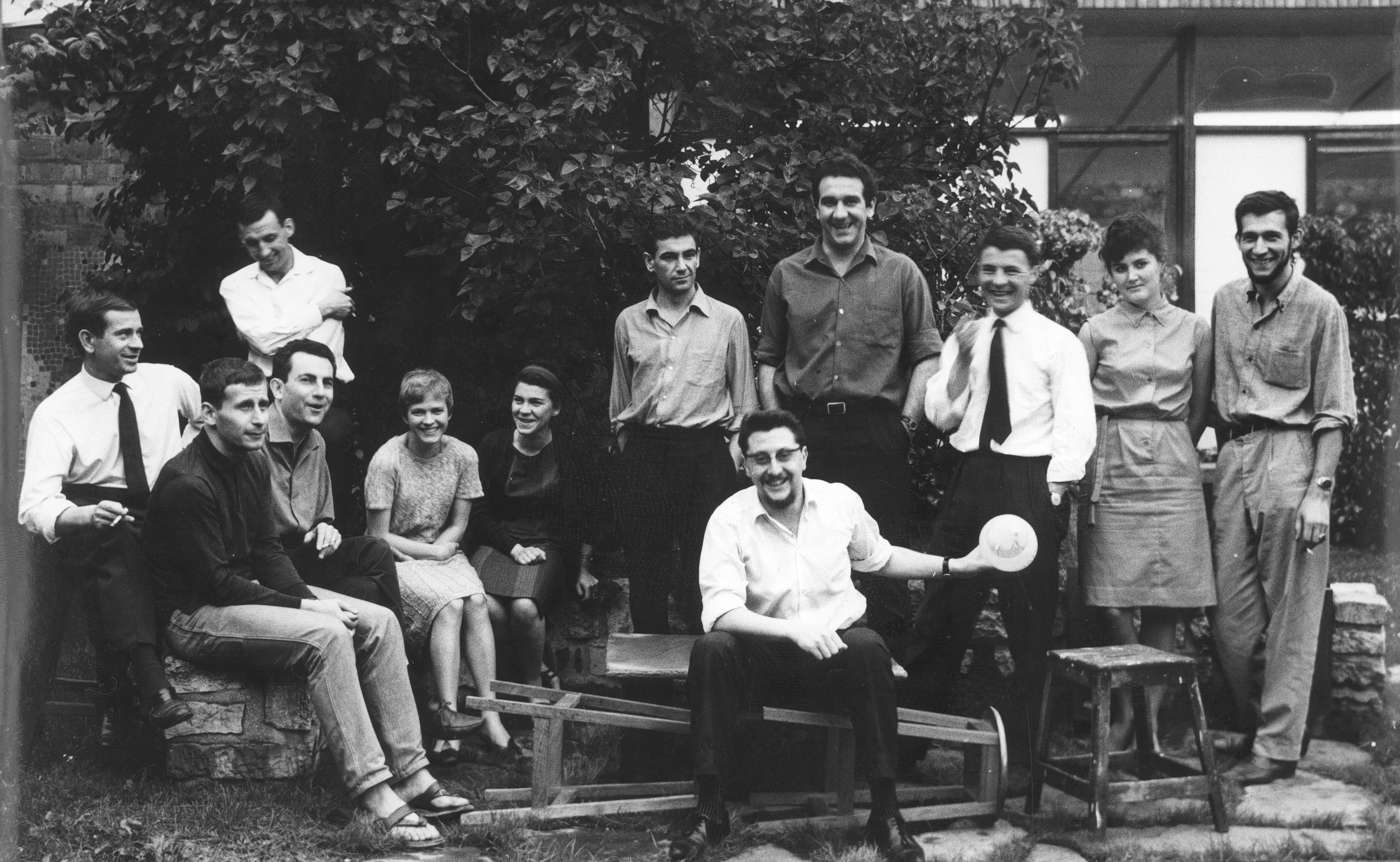 Collaborateurs de l'Atelier de Montrouge. Cl. Fred Brommet. 10 juin 1963 © Fonds Atelier de Montrouge (ATM). SIAF/CAPa/Archives d’architecture du XXe siècle. 162 Ifa 801/4