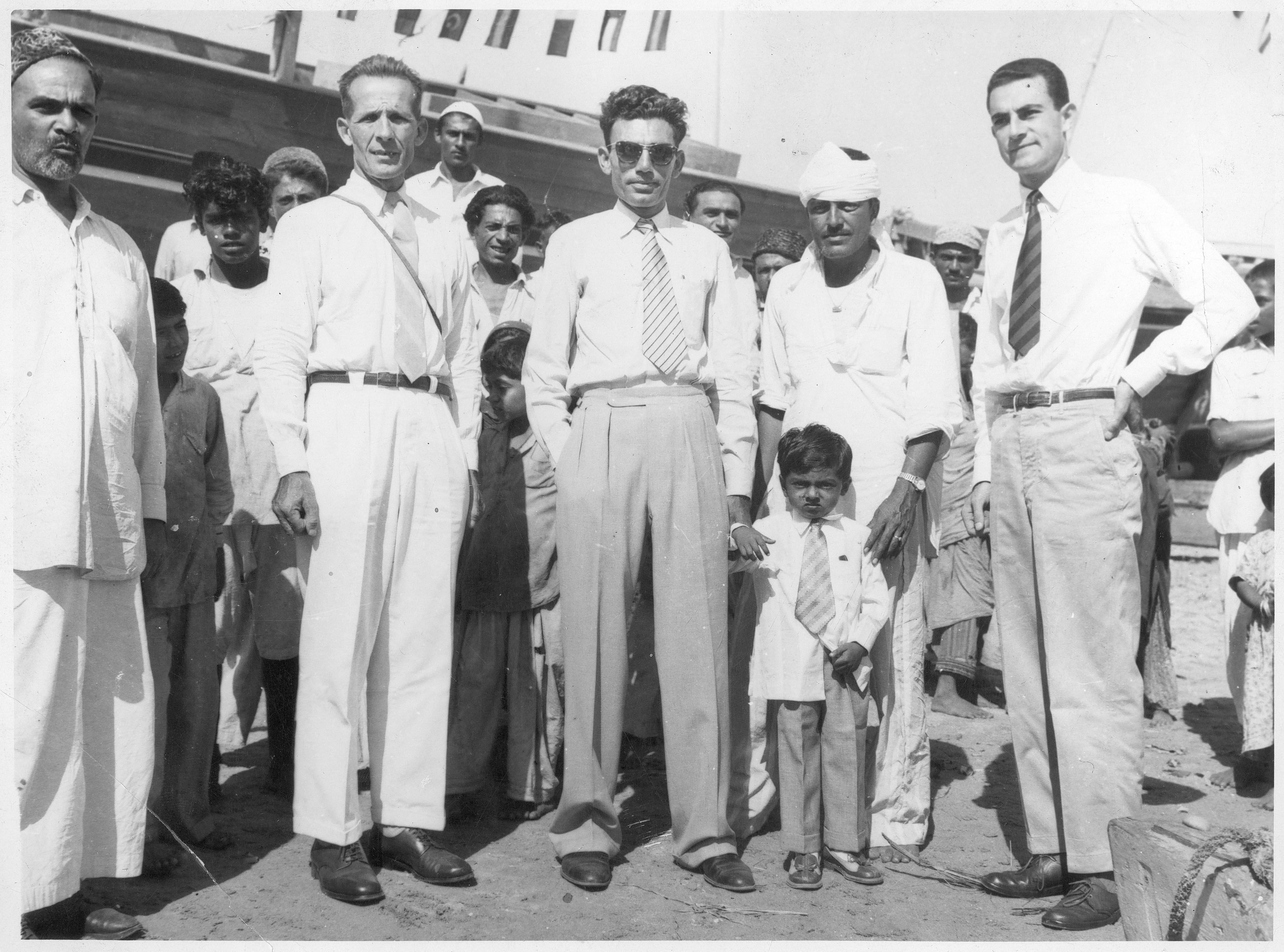 Gérard Thurnauer (à droite), Michel Ecochard (à gauche avec la cravate sans les lunettes) et le commanditaire lors d’une visite de l’Université de Karachi au Pakistan (1954-1959). Cl. anonyme. Nd © Fonds Atelier de Montrouge (ATM). SIAF/CAPa/Archives d’architecture du XXe siècle. 162 Ifa 801/3