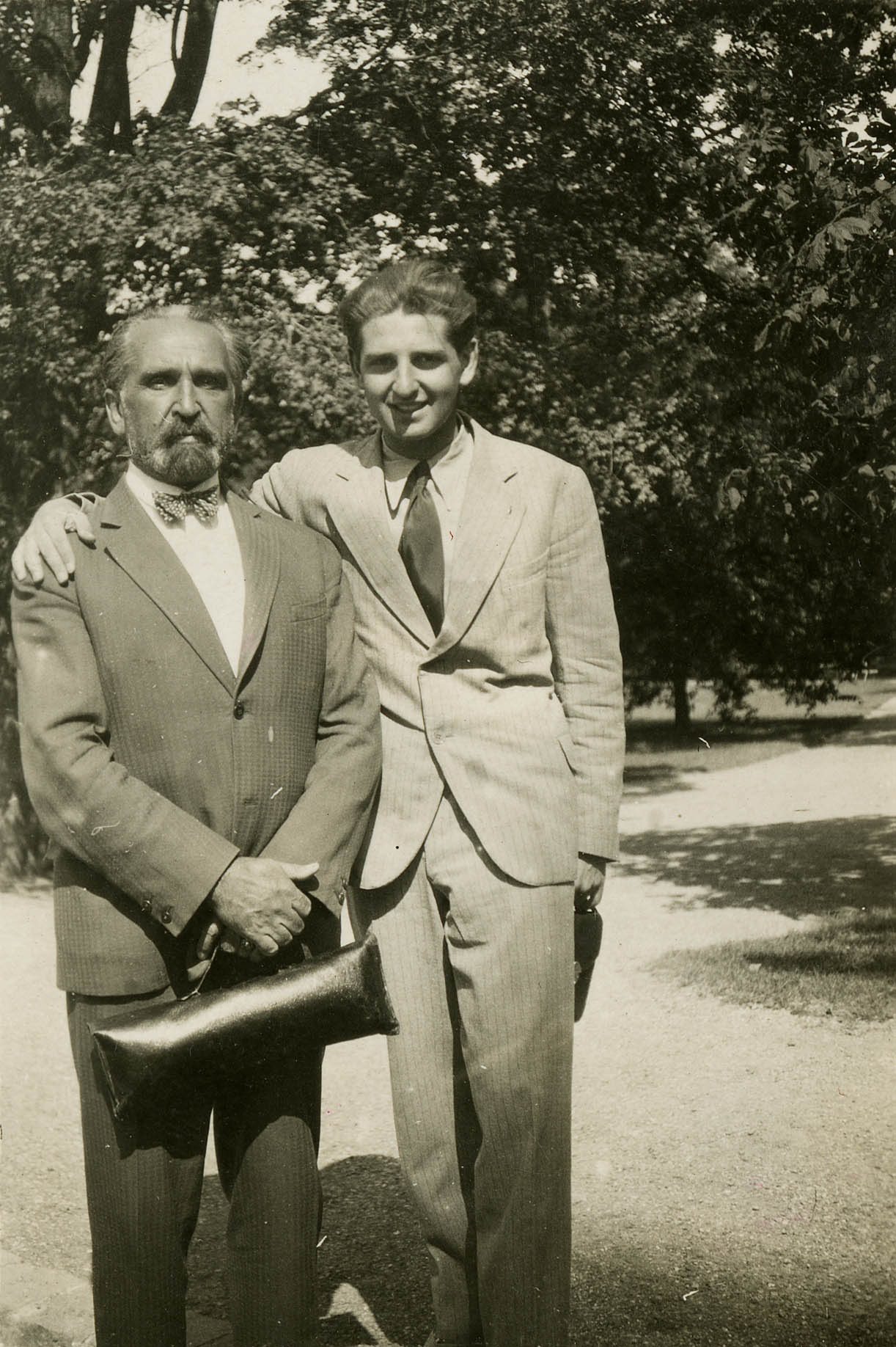 Joseph Vago avec son fils Pierre à Paris. Cl. anonyme. Nd [vers 1939] © Fonds Joseph Vago. SIAF/CAPa/Archives d’architecture du XXe siècle. 065 Ifa